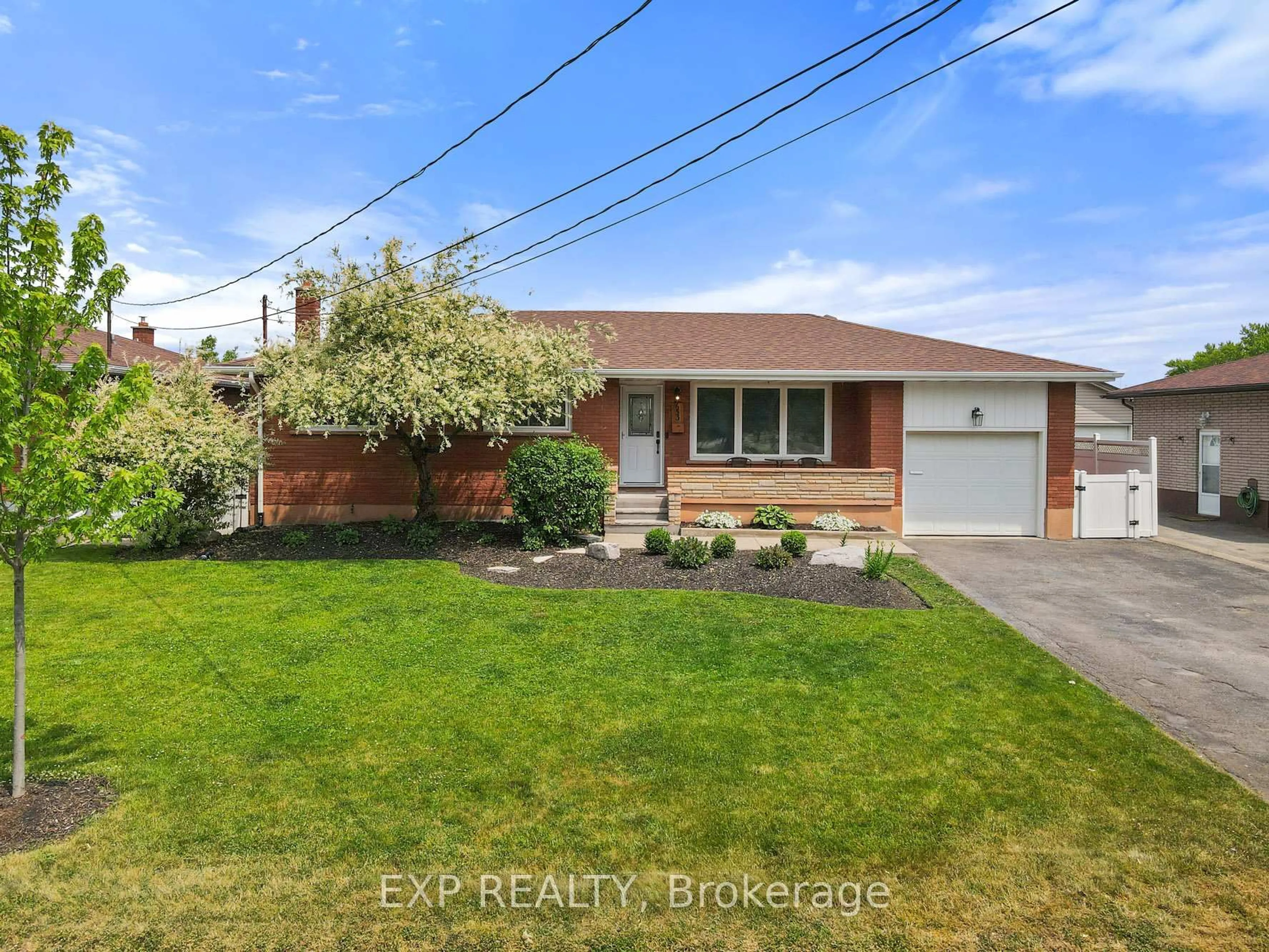 A pic from outside/outdoor area/front of a property/back of a property/a pic from drone, street for 653 LINCOLN St, Welland Ontario L3B 4R6