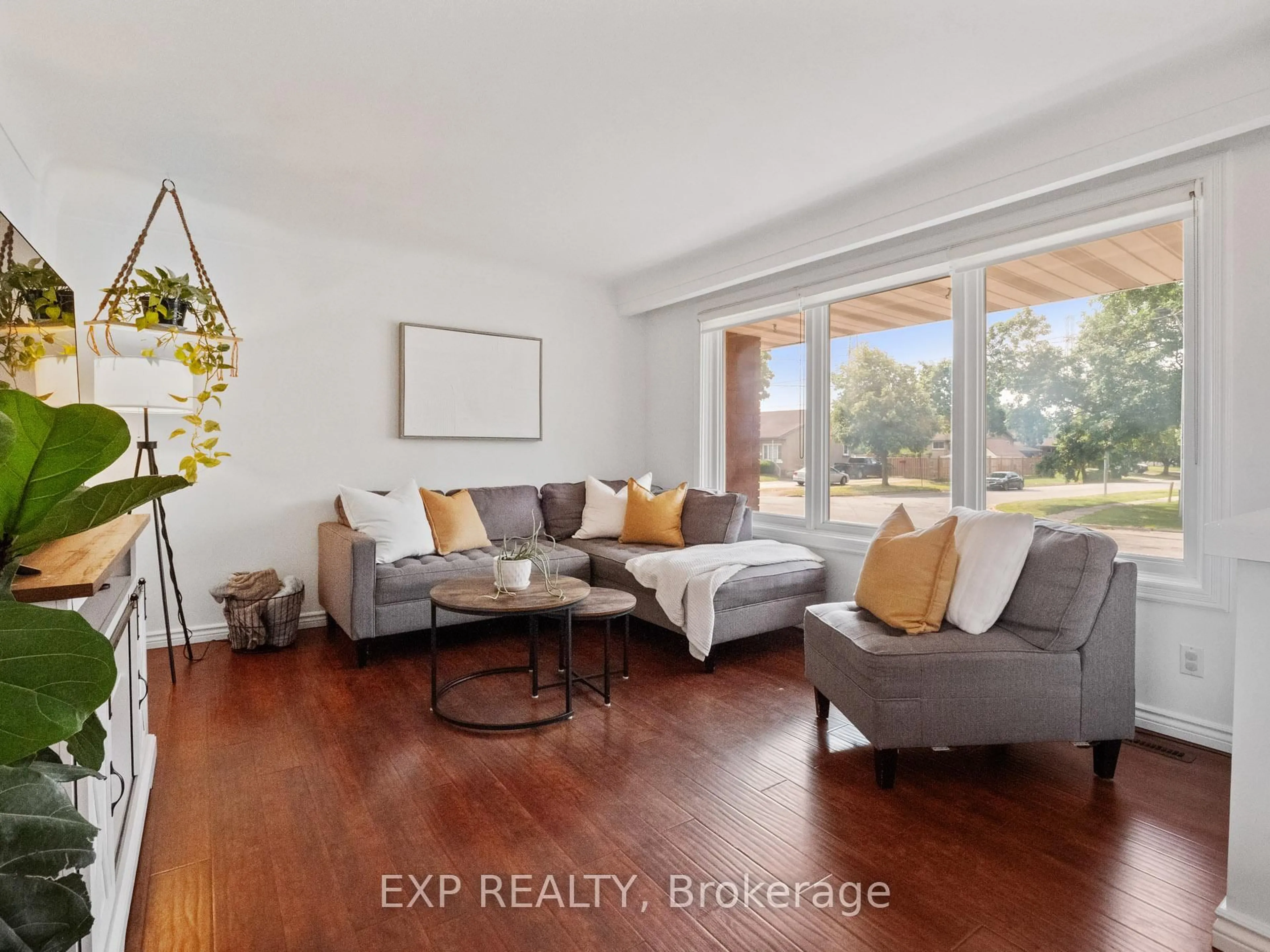 Living room with furniture, wood/laminate floor for 653 LINCOLN St, Welland Ontario L3B 4R6