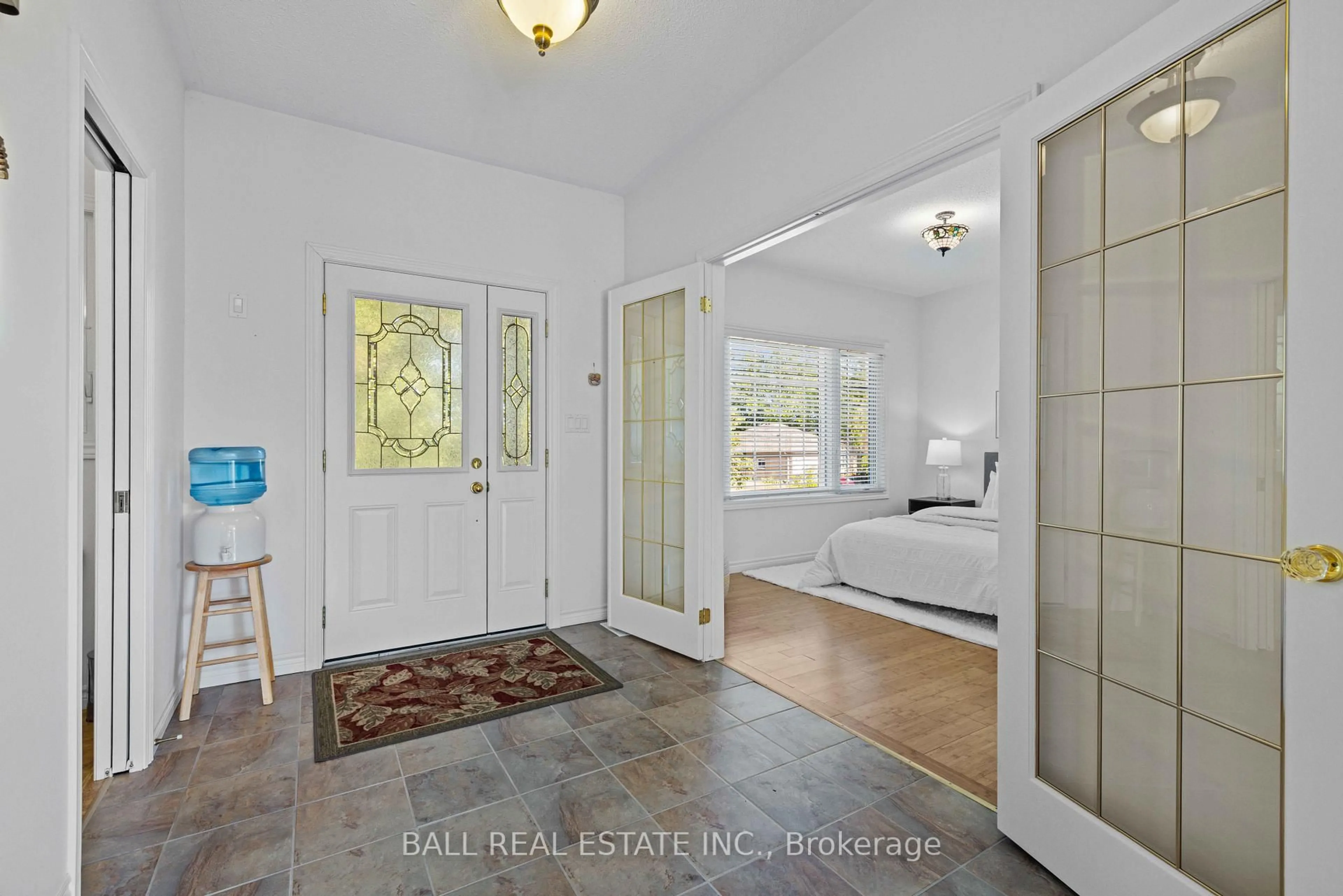 Indoor entryway for 773 Pinewood Dr, Peterborough Ontario K9K 1L3