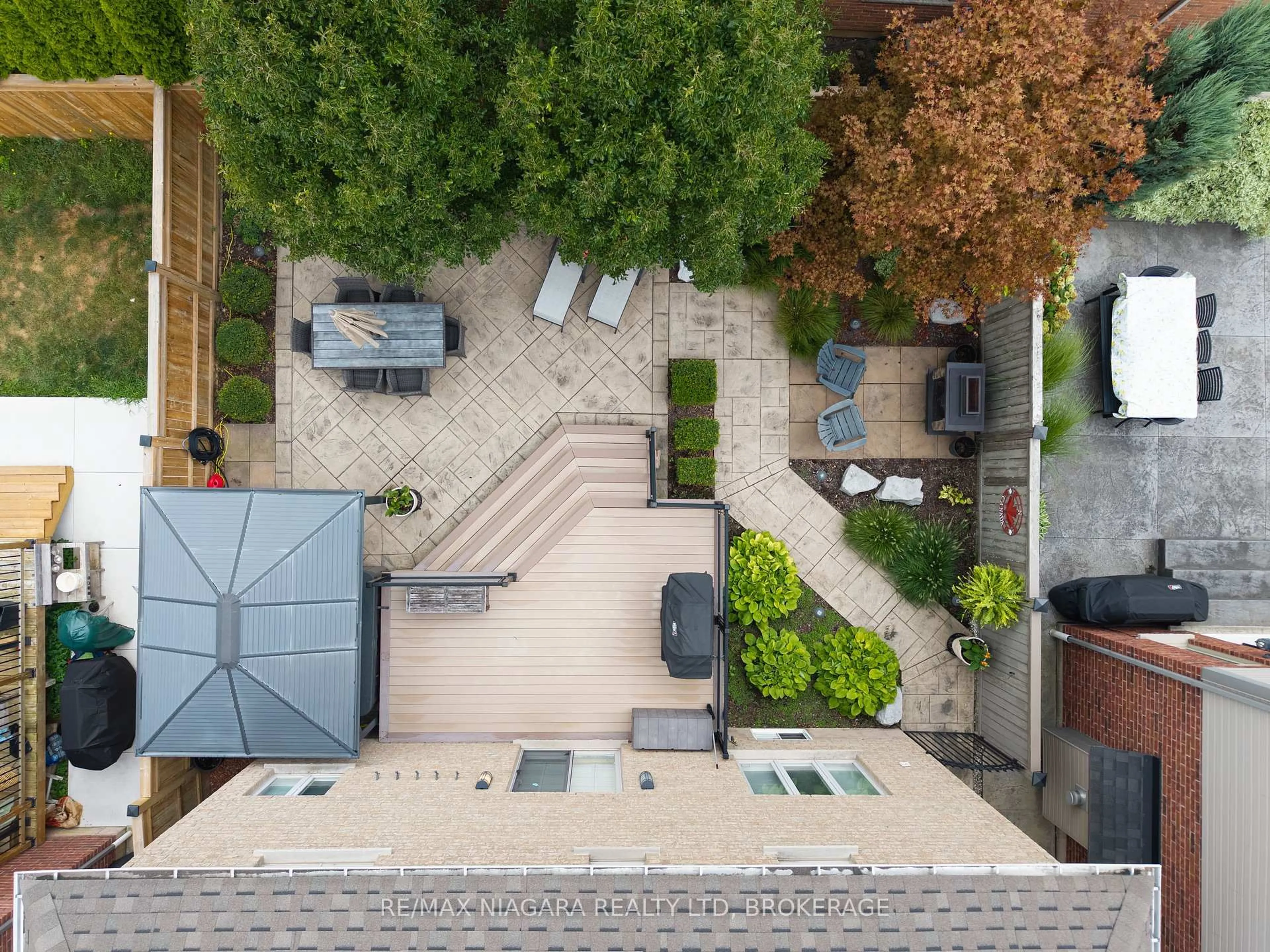 A pic from outside/outdoor area/front of a property/back of a property/a pic from drone, street for 4493 Frances Cres, Lincoln Ontario L0R 1B9