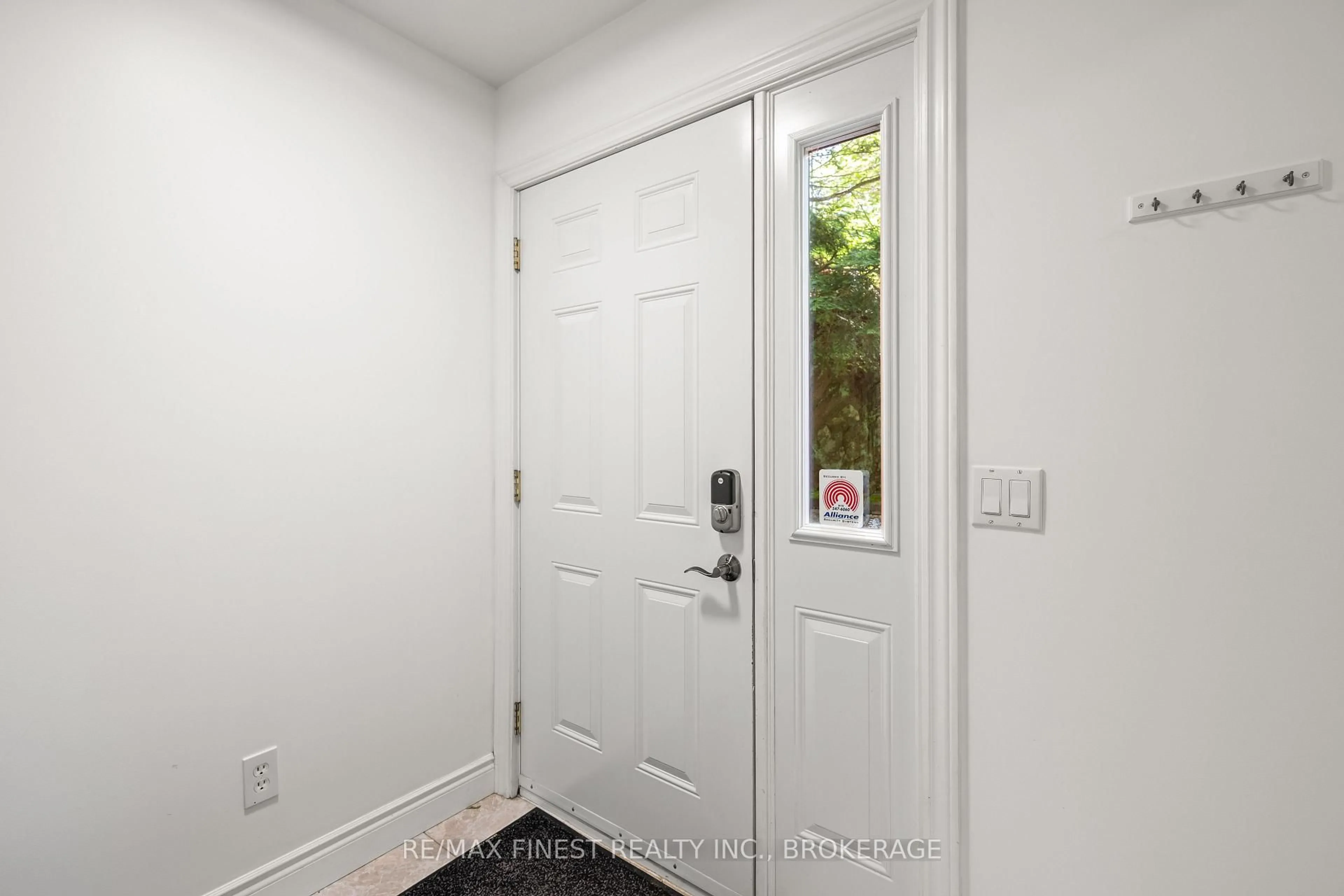 Indoor entryway for 32 Oakwood Lane, Hartington Ontario K0H 1W0