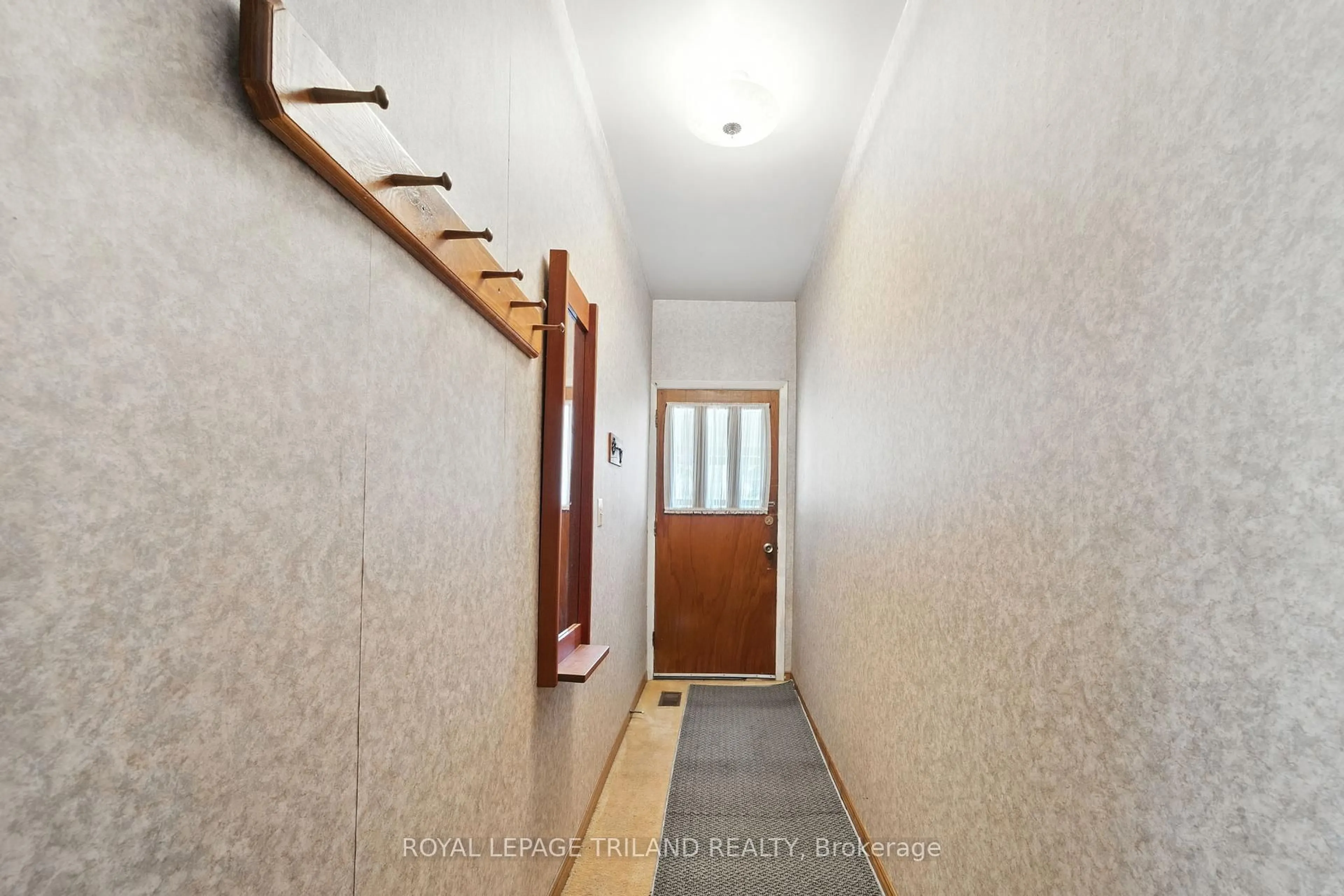 Indoor entryway for 738 PRINCESS Ave, London East Ontario N5W 3M3