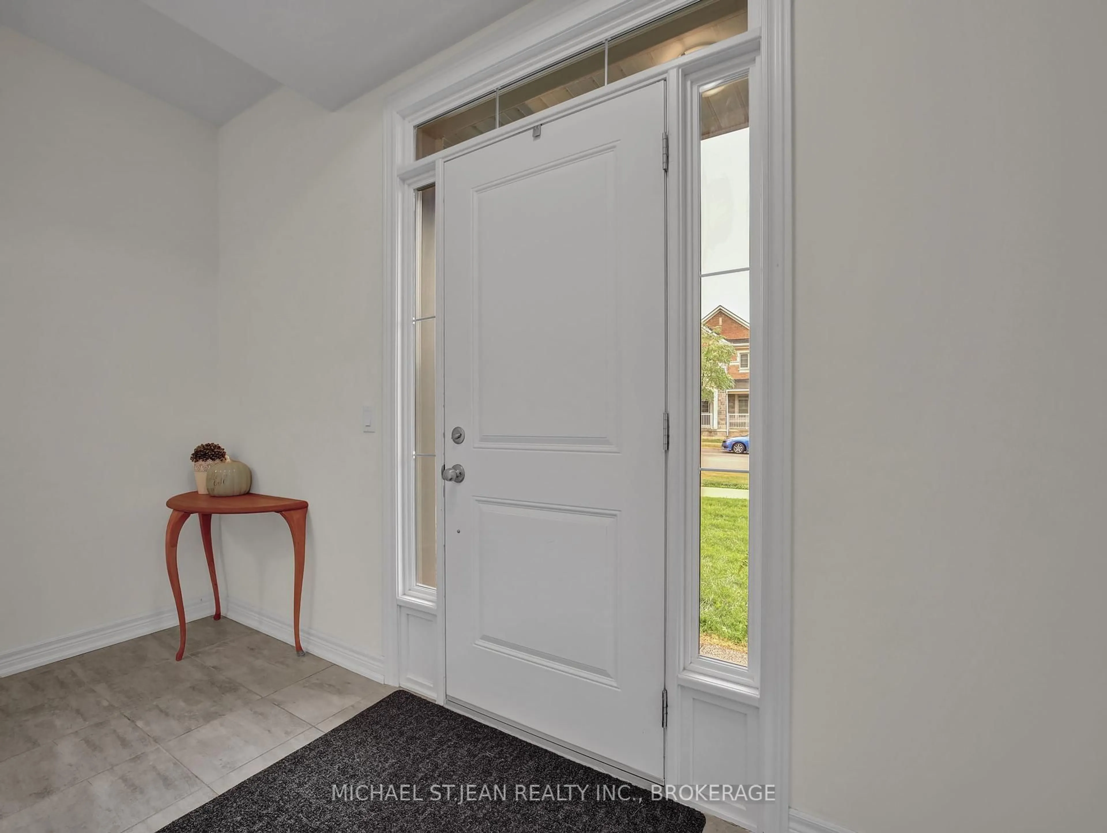 Indoor entryway for 101 Mallard Tr, Hamilton Ontario L8B 1W5