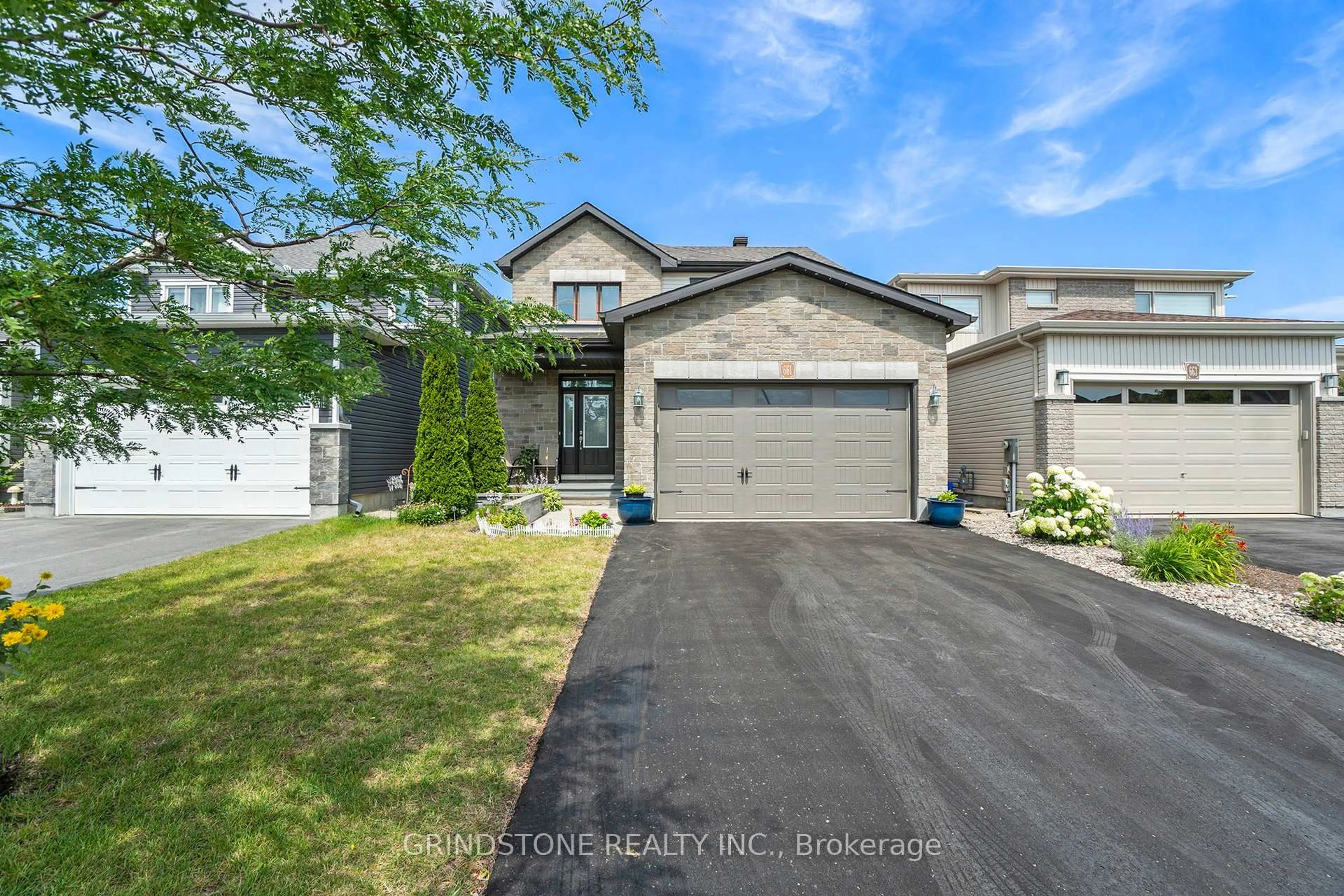 A pic from outside/outdoor area/front of a property/back of a property/a pic from drone, street for 661 Parade Dr, Ottawa Ontario K2S 0X8
