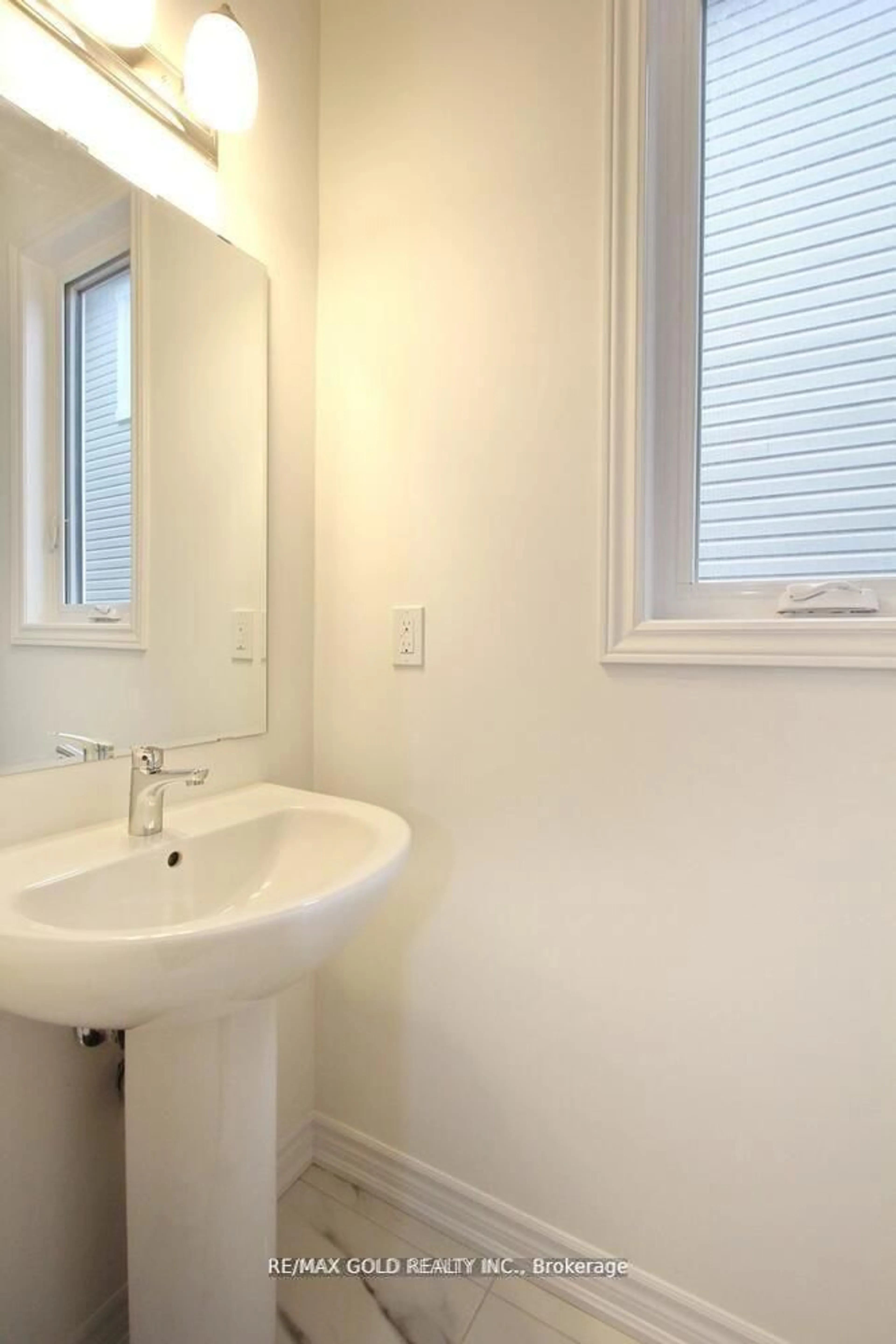 Standard bathroom, unknown for 127 Molozzi St, Erin Ontario N0B 1T0