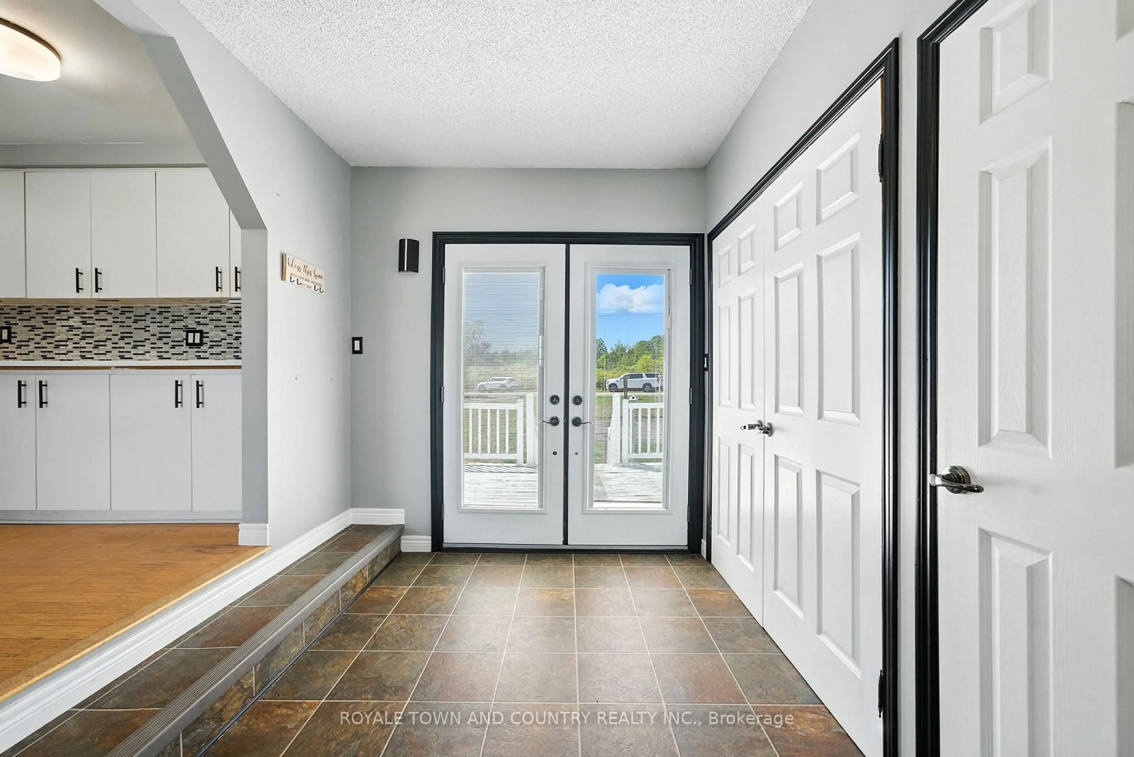 Indoor entryway for 128 Pearns Rd, Kawartha Lakes Ontario K0M 1N0