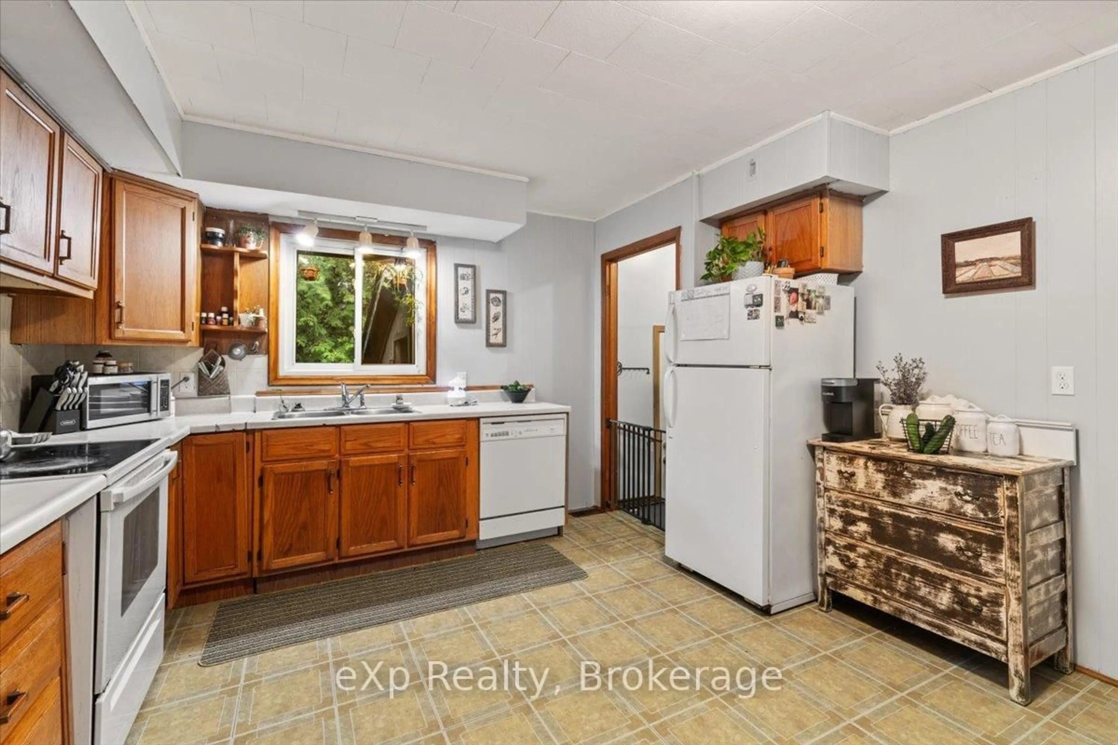 Standard kitchen, ceramic/tile floor for 16 Geddes St, Minto Ontario N0G 1M0