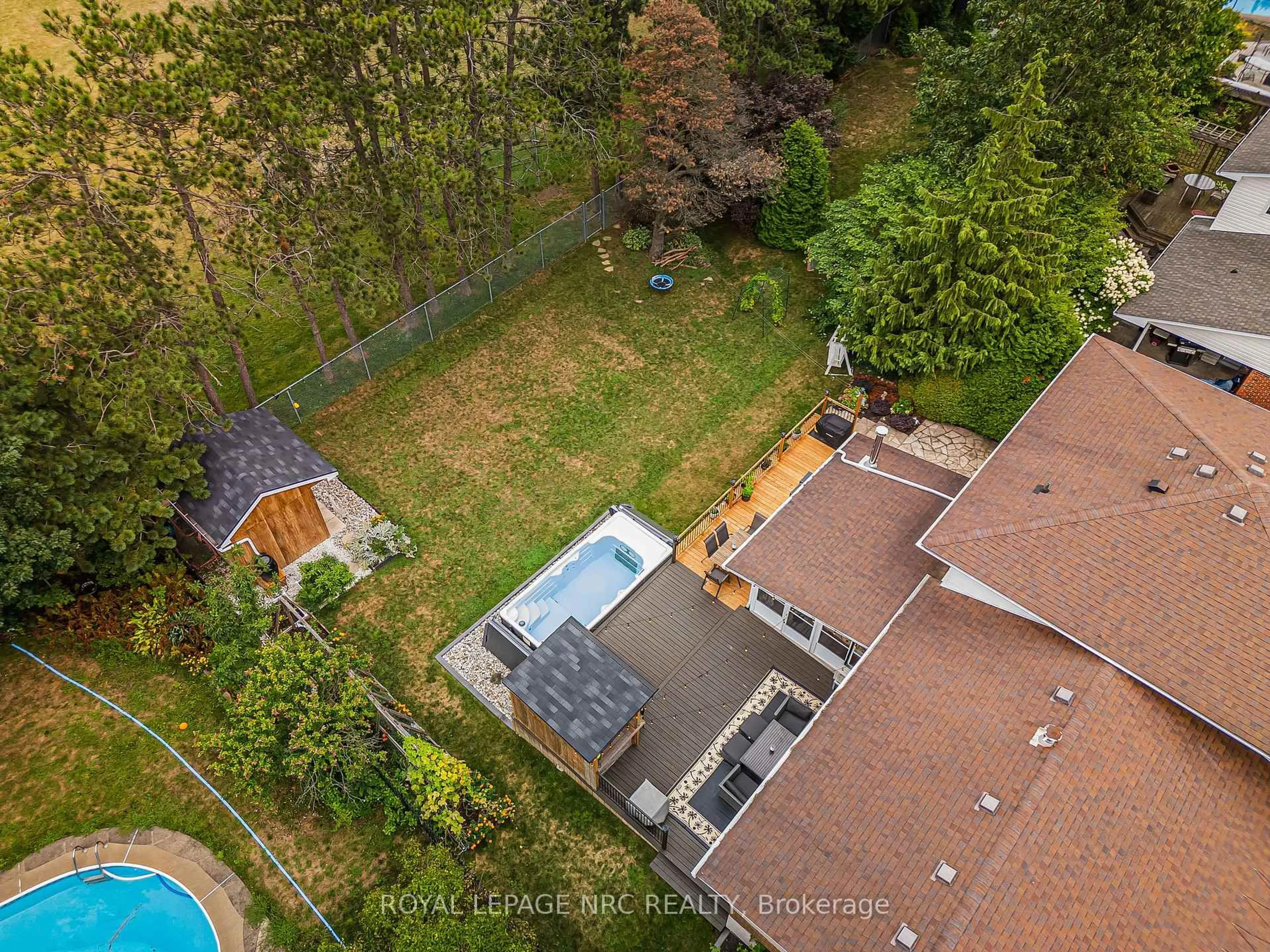A pic from outside/outdoor area/front of a property/back of a property/a pic from drone, unknown for 17 Damude Dr, Pelham Ontario L0S 1E0