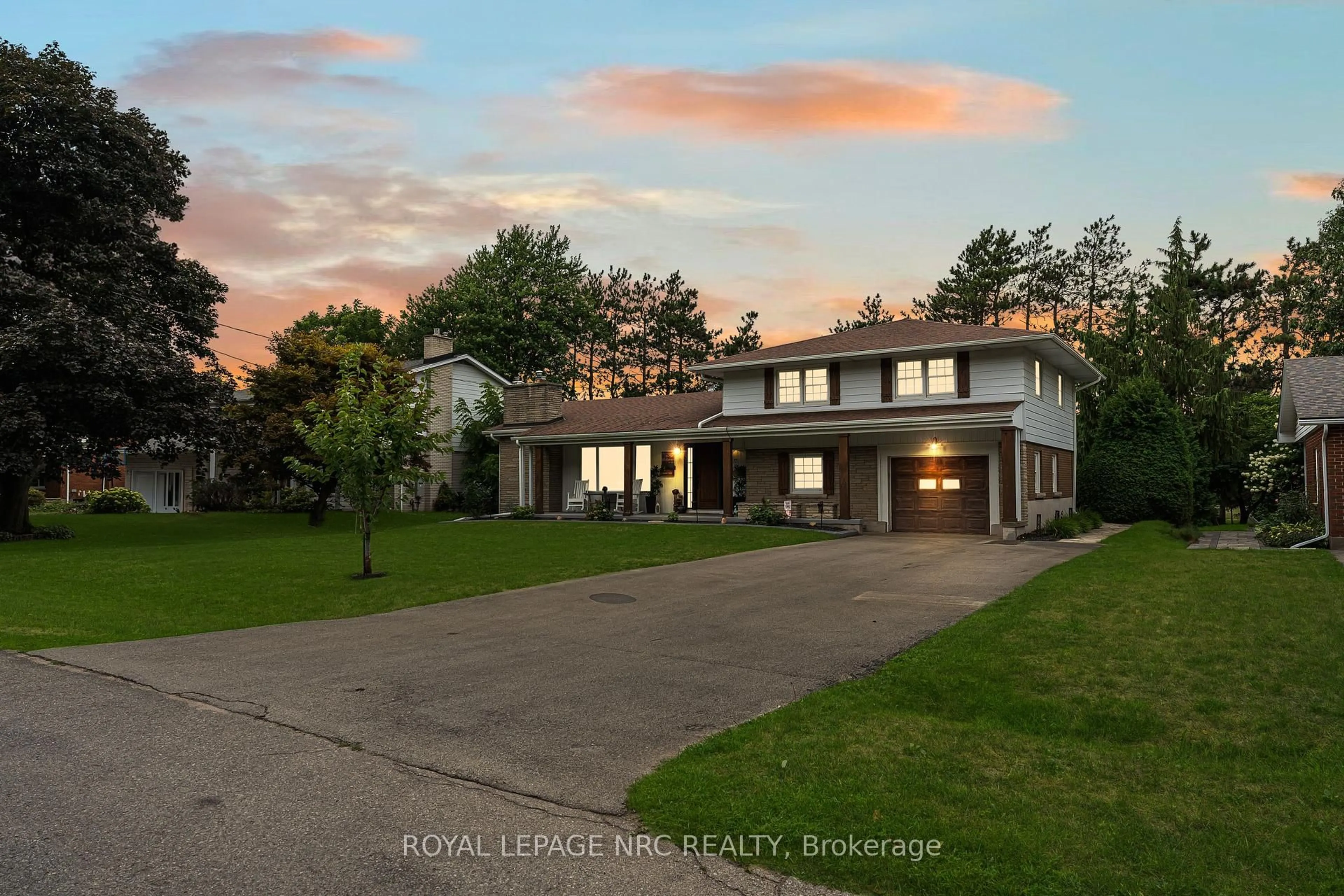 A pic from outside/outdoor area/front of a property/back of a property/a pic from drone, unknown for 17 Damude Dr, Pelham Ontario L0S 1E0