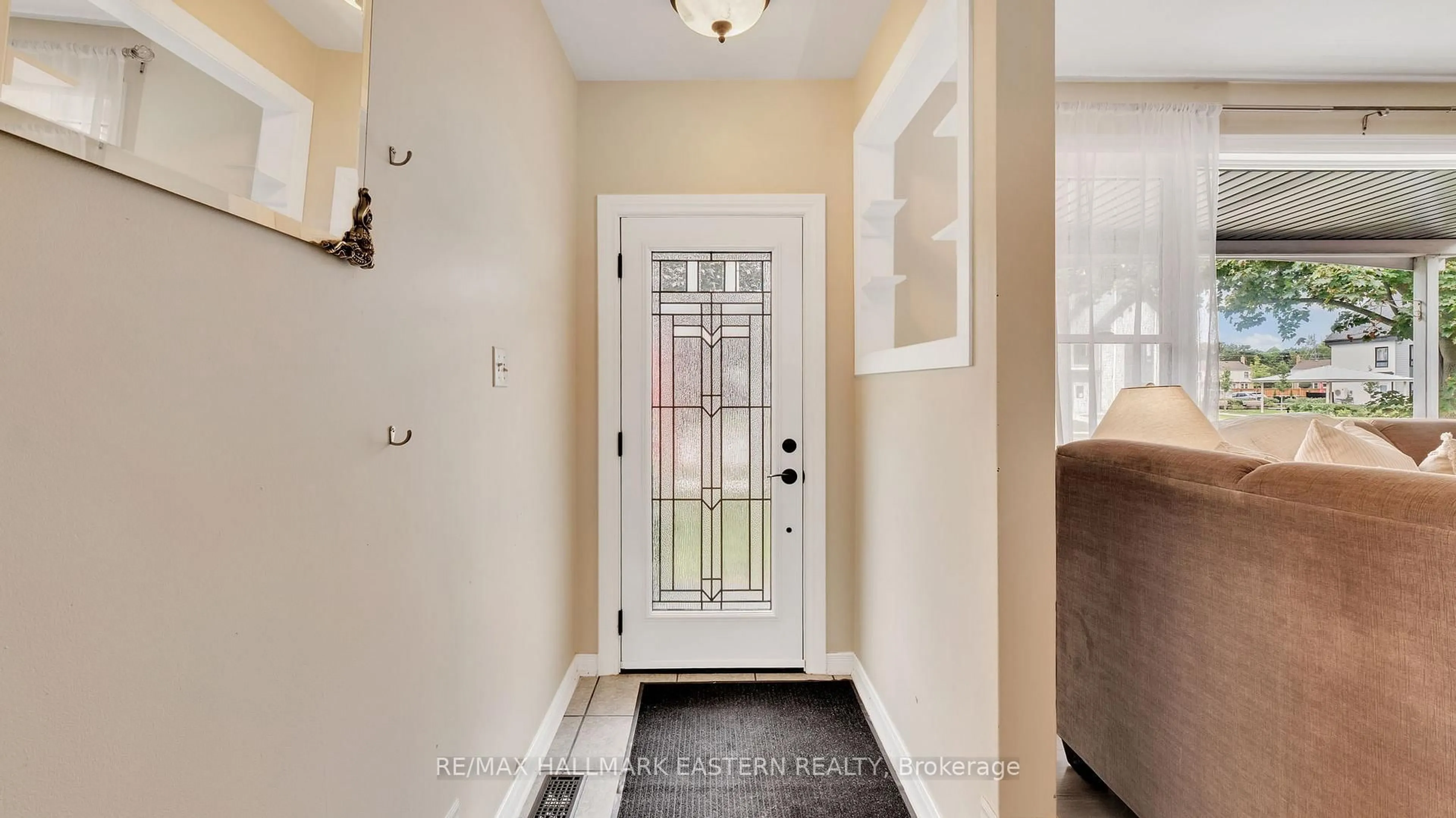 Indoor entryway for 310 Elgin St, Cobourg Ontario K9A 1A3