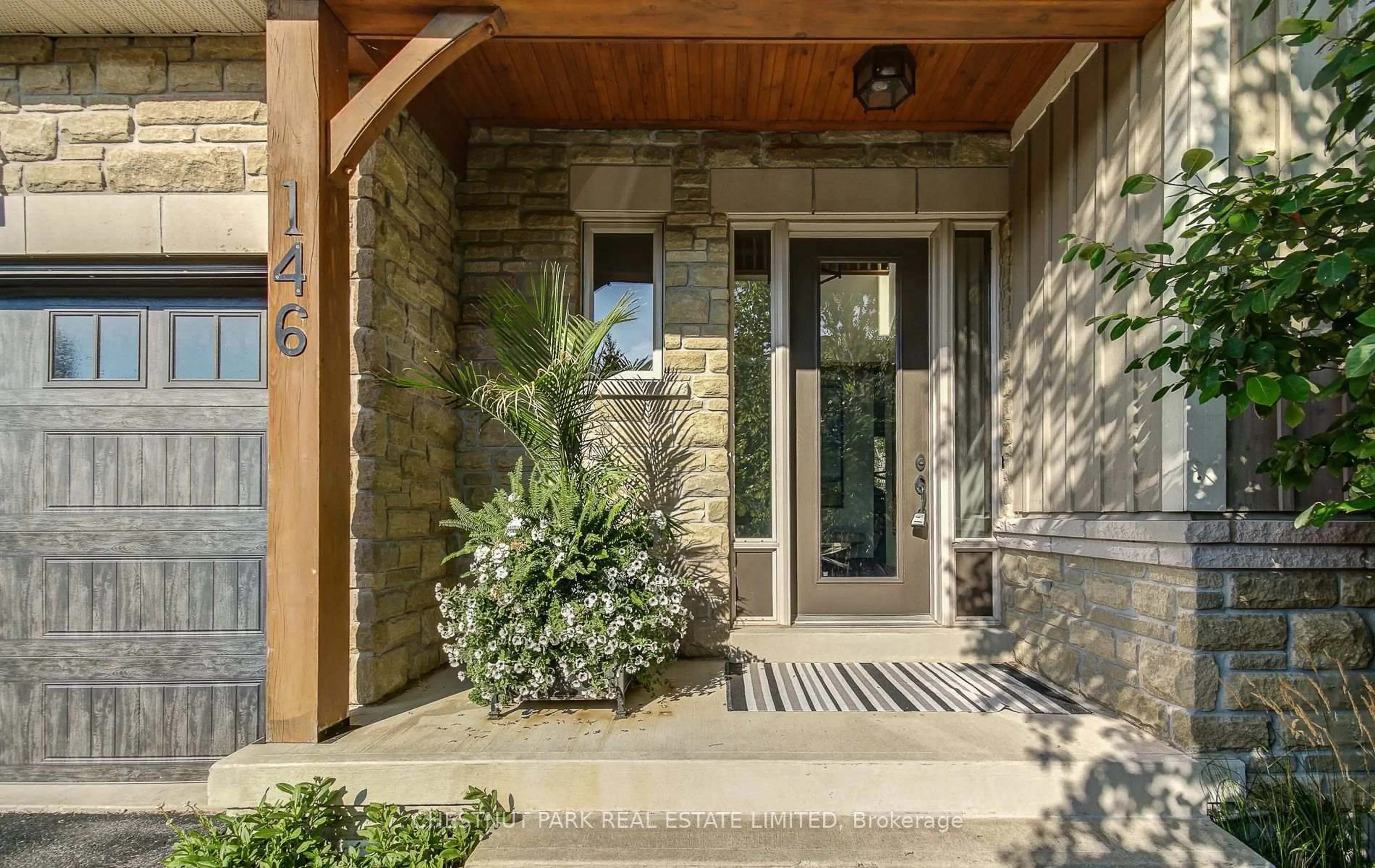 Indoor entryway for 146 National Dr, Blue Mountains Ontario L9Y 0B7