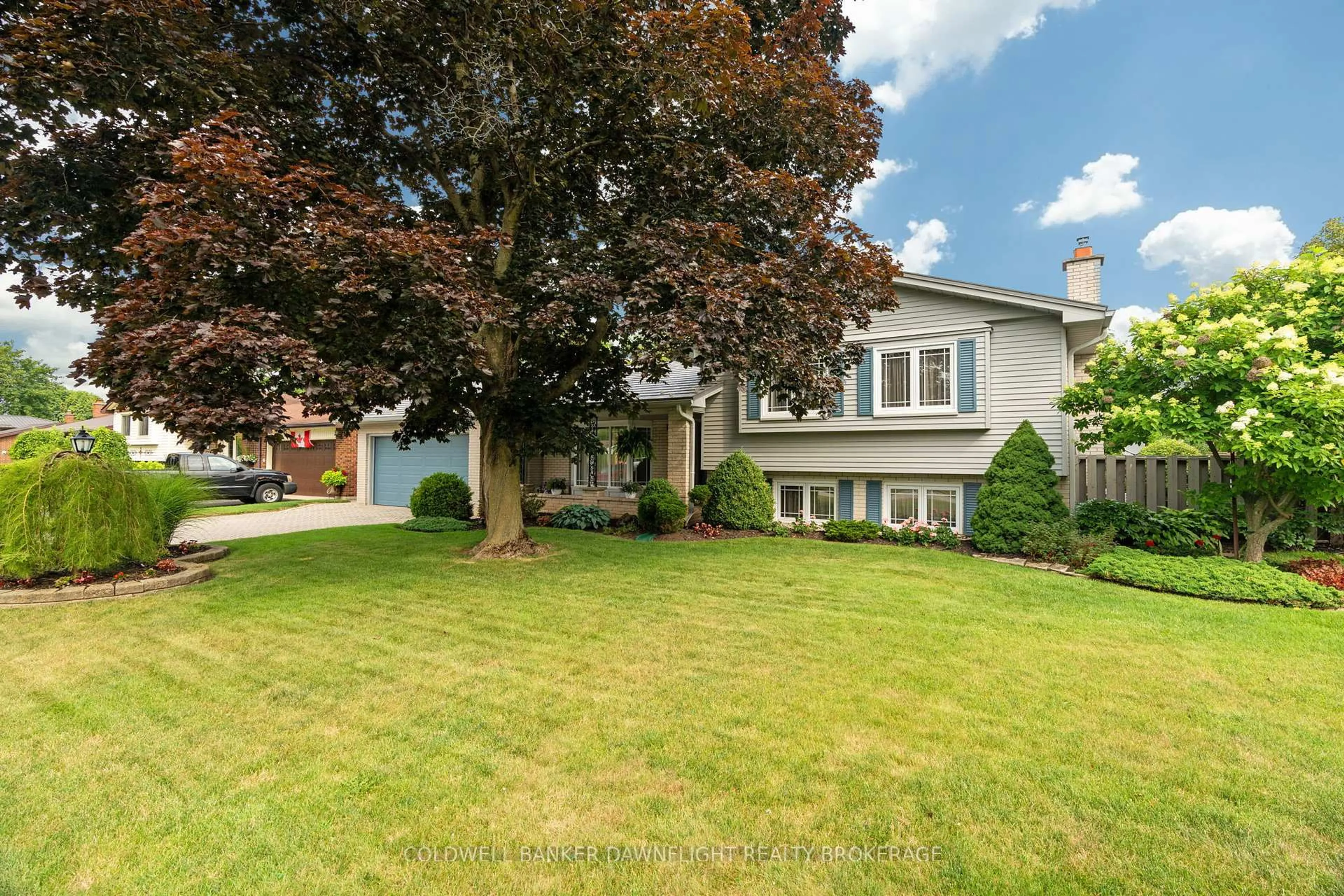 Home with vinyl exterior material, street for 20 Southland Dr, London South Ontario N6P 1C2
