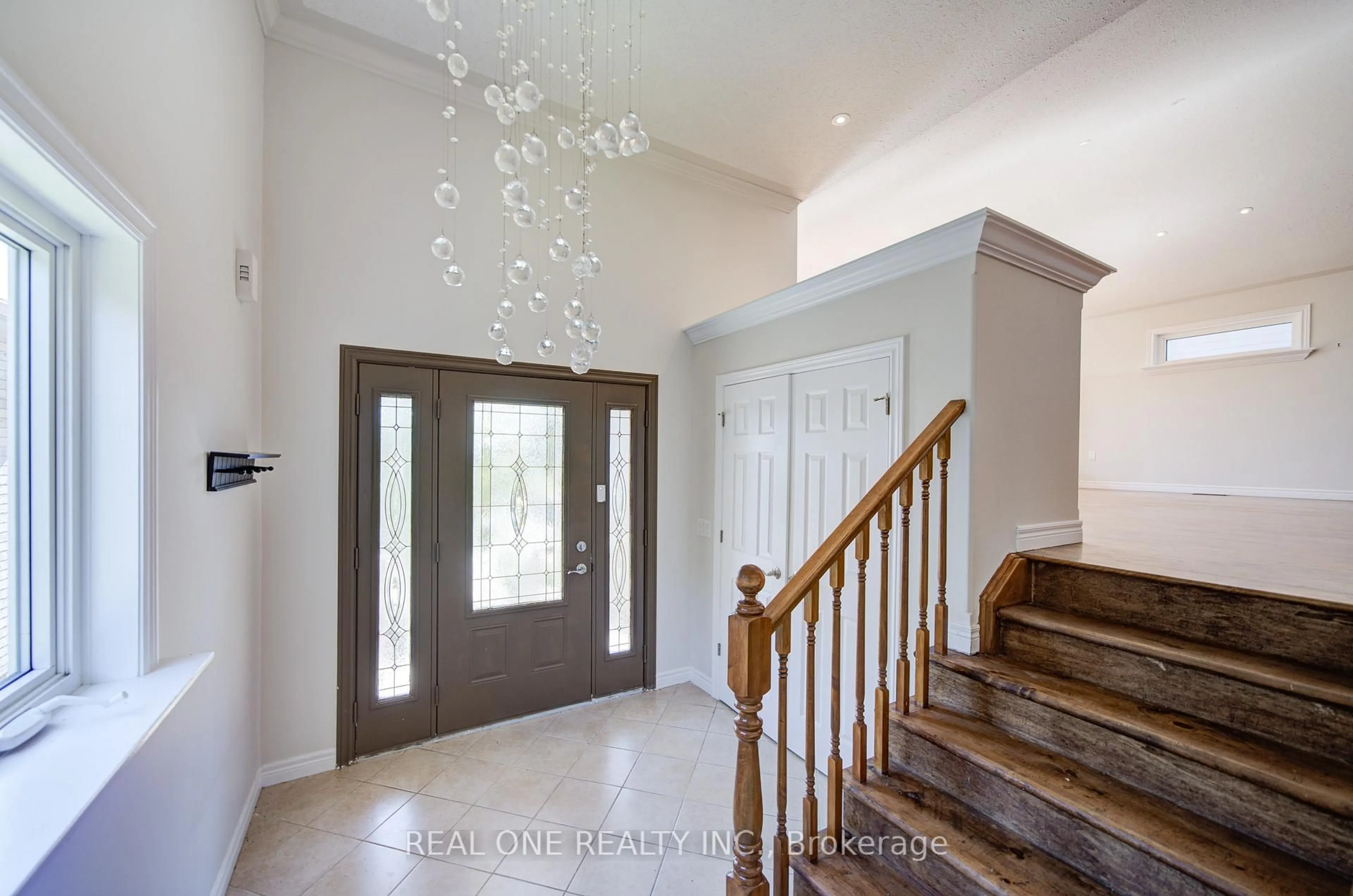 Indoor entryway for 105 Milroy Dr, Peterborough North Ontario K9H 7T2