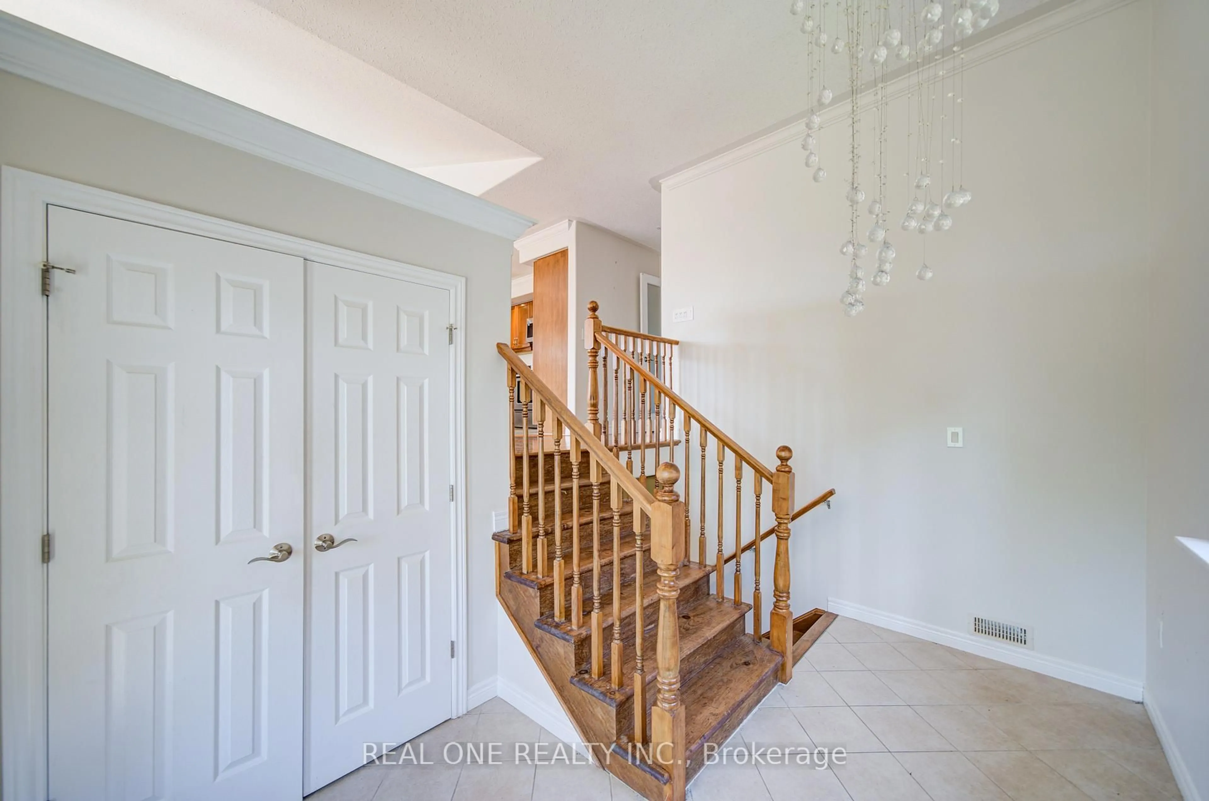 Indoor entryway for 105 Milroy Dr, Peterborough North Ontario K9H 7T2