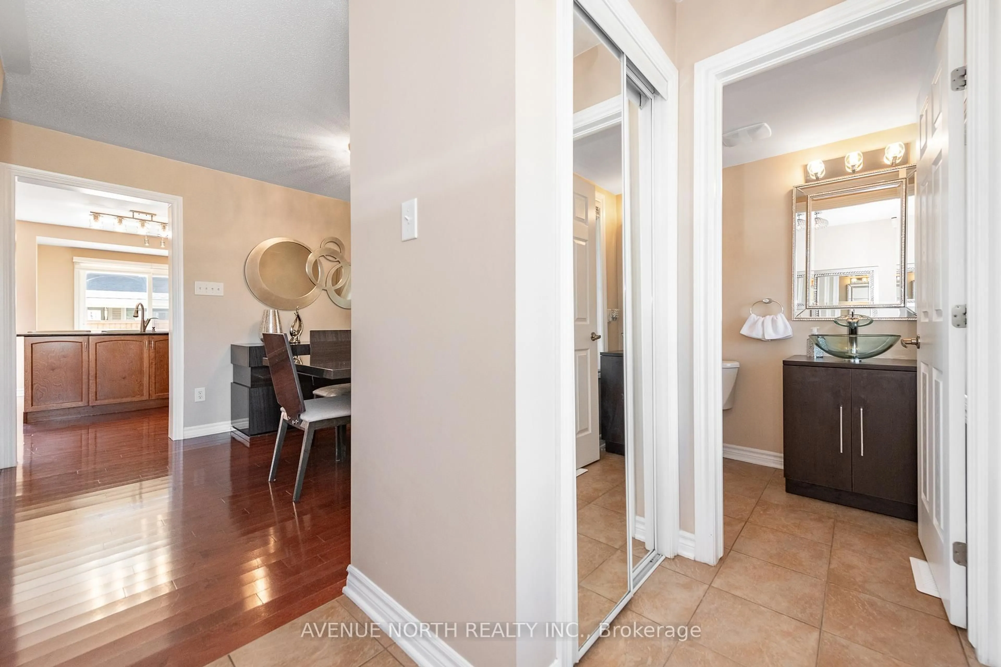 Indoor entryway for 3560 Cambrian Rd, Ottawa Ontario K2J 0T6