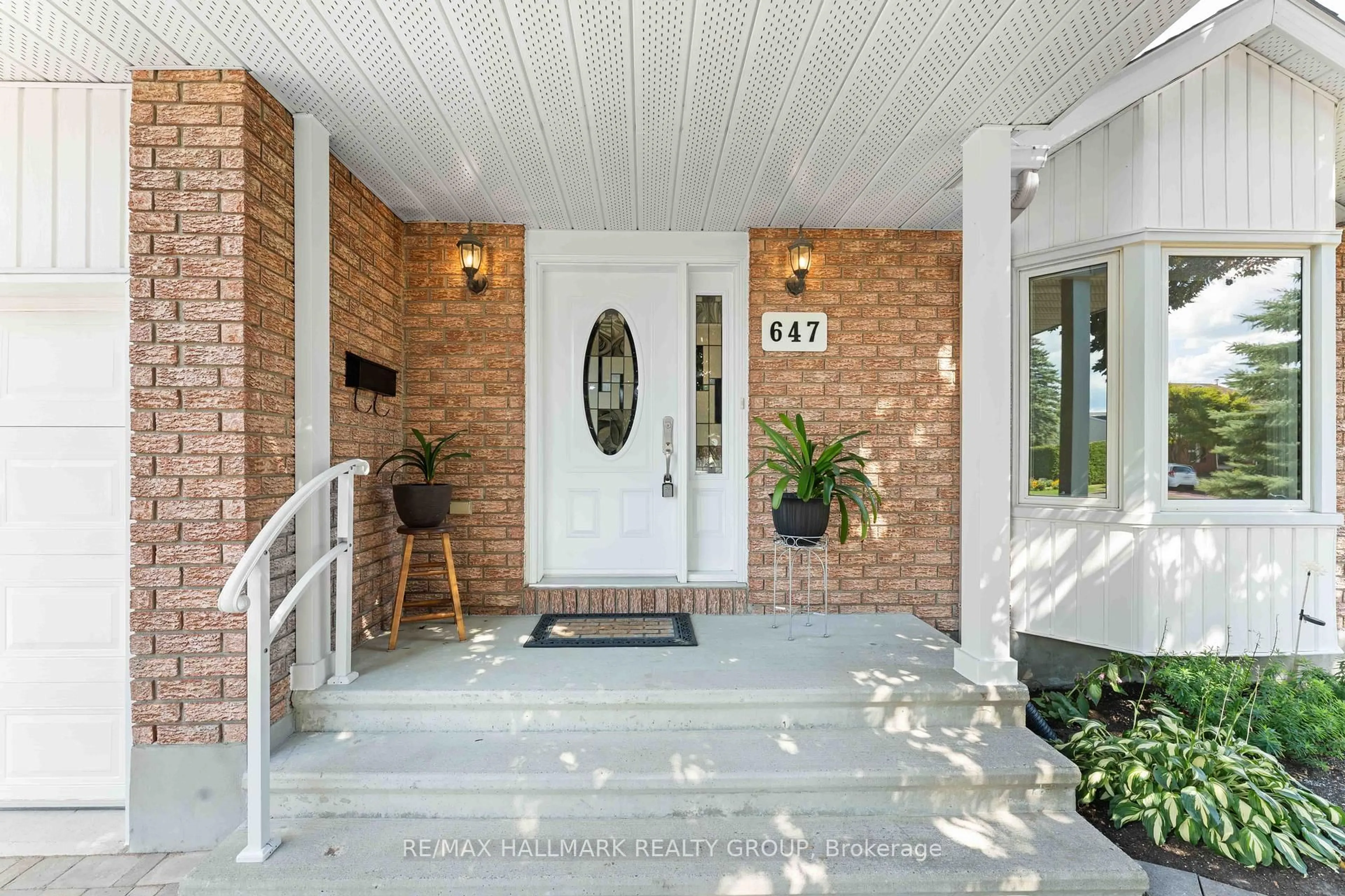 Indoor entryway for 647 Apollo Way, Orleans Ontario K4A 1T2