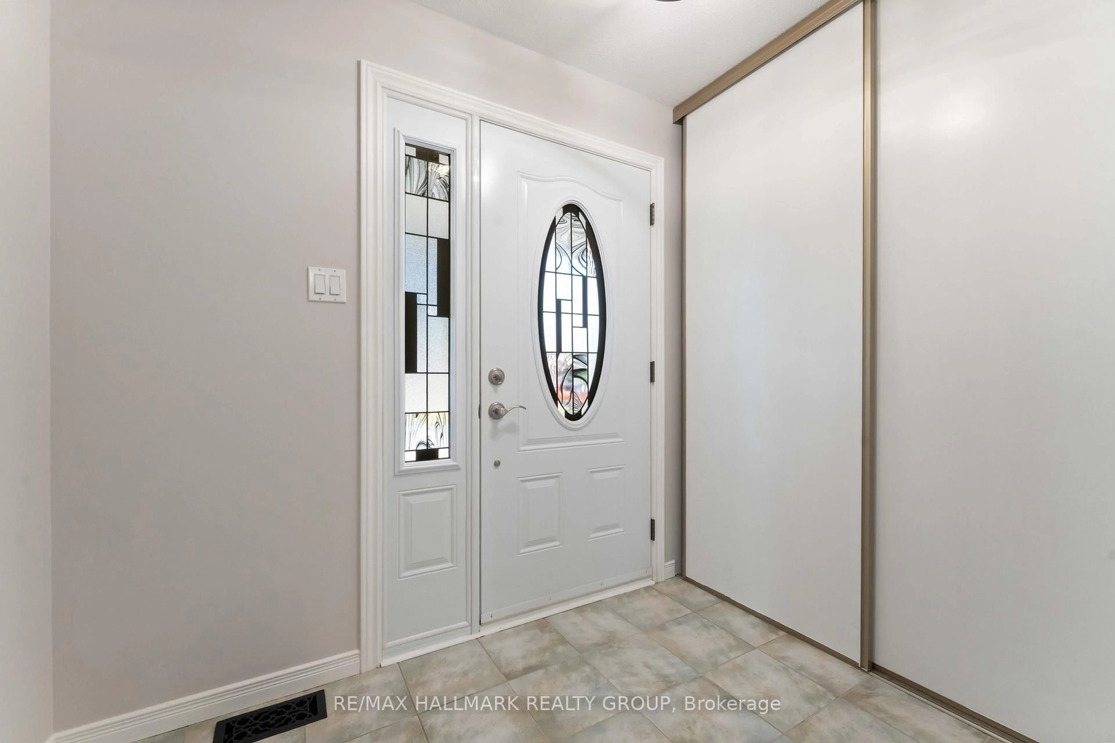 Indoor entryway for 647 Apollo Way, Orleans Ontario K4A 1T2