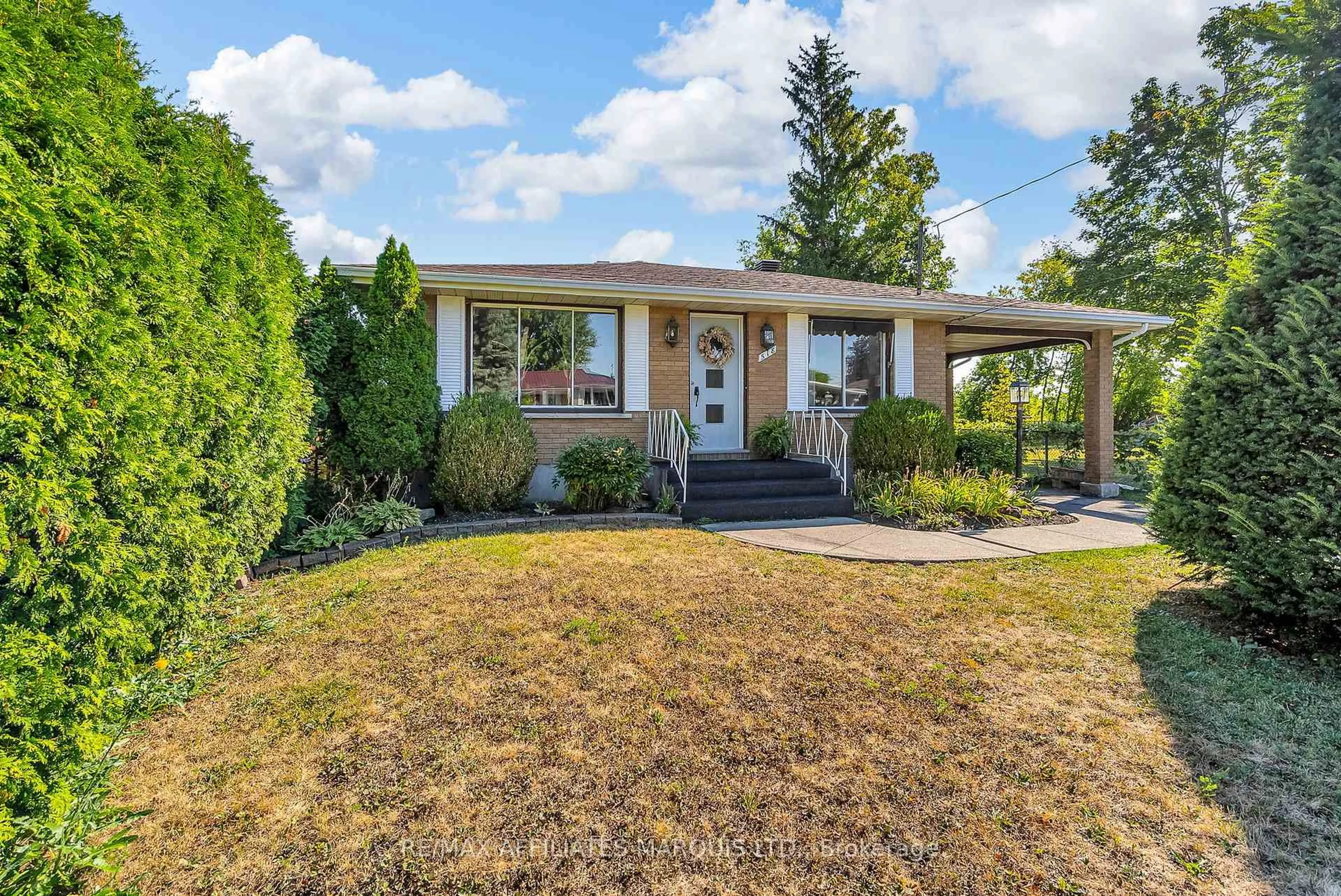 Home with vinyl exterior material, street for 518 Blossom Park Dr, Cornwall Ontario K6H 5N2