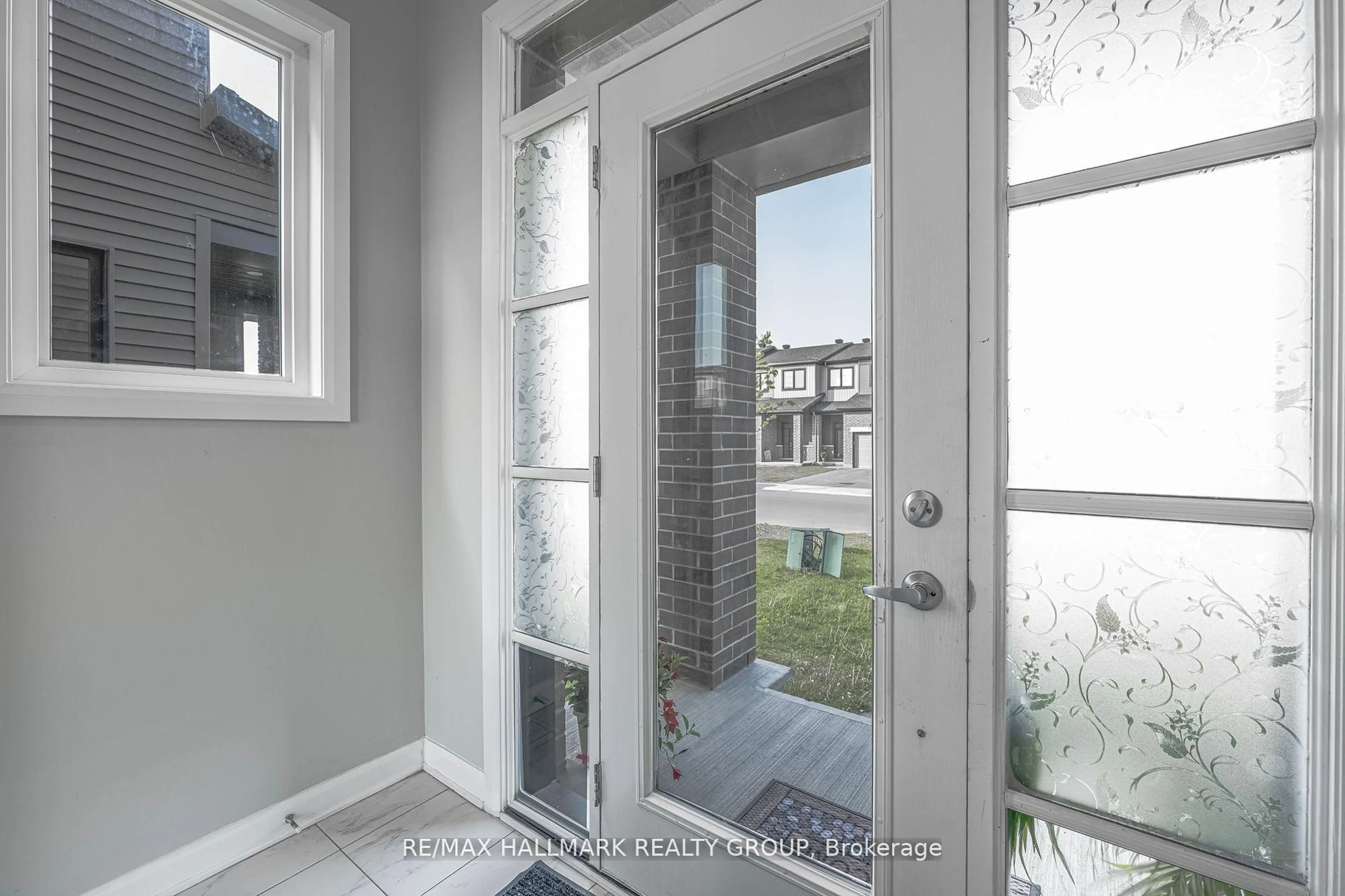 Indoor entryway for 646 HAMSA St, Ottawa Ontario K2J 6Z7