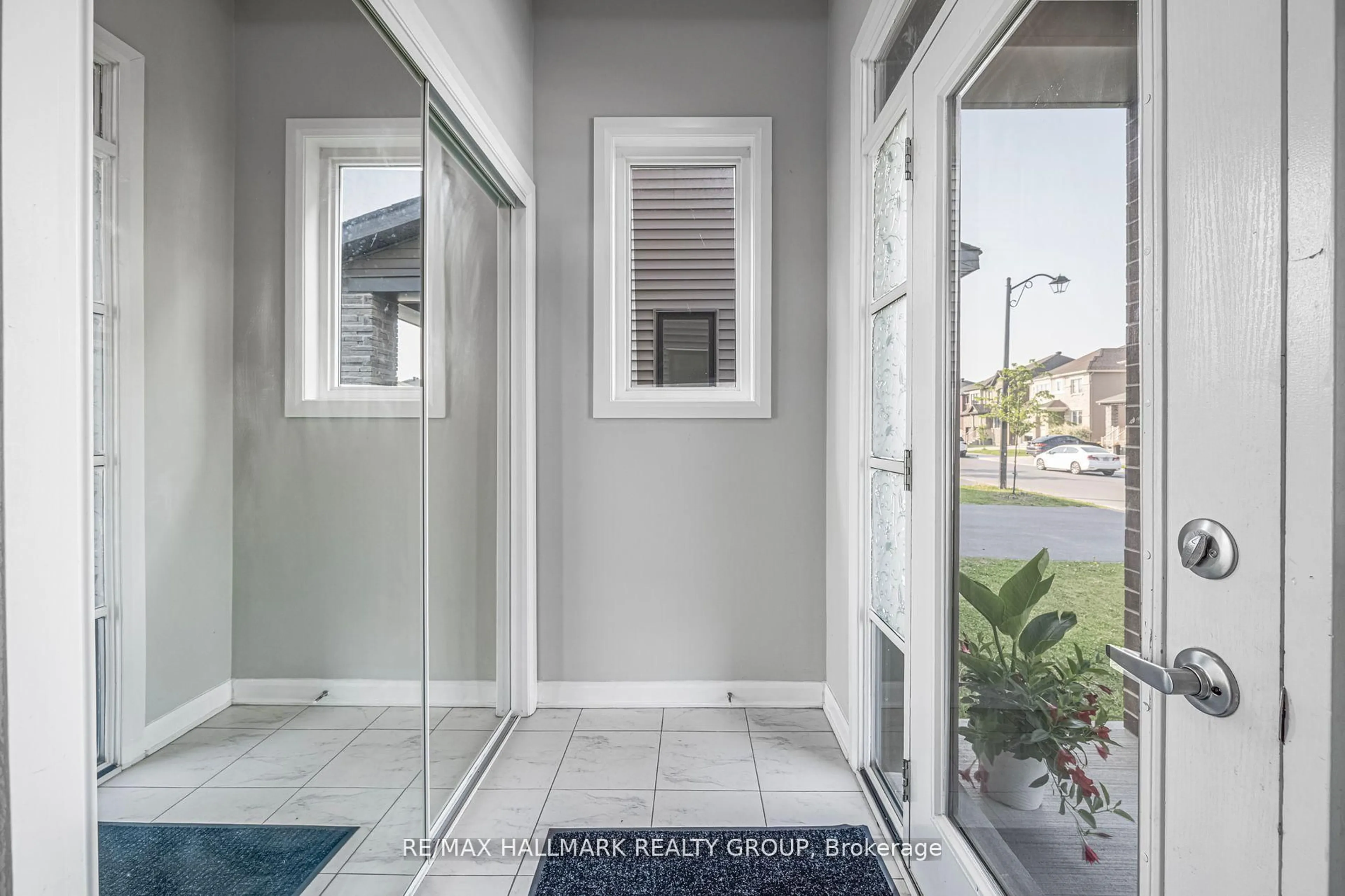 Indoor entryway for 646 HAMSA St, Ottawa Ontario K2J 6Z7