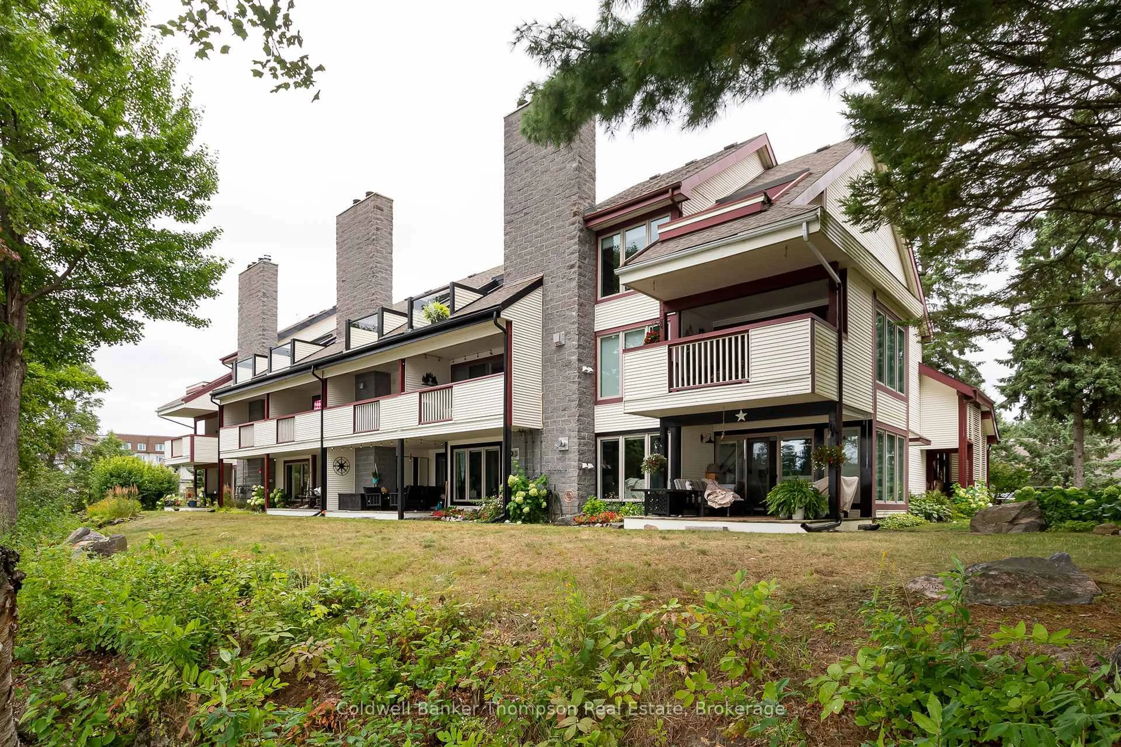 Patio, unknown for 10 Coveside Dr #204, Huntsville Ontario P1H 1C3