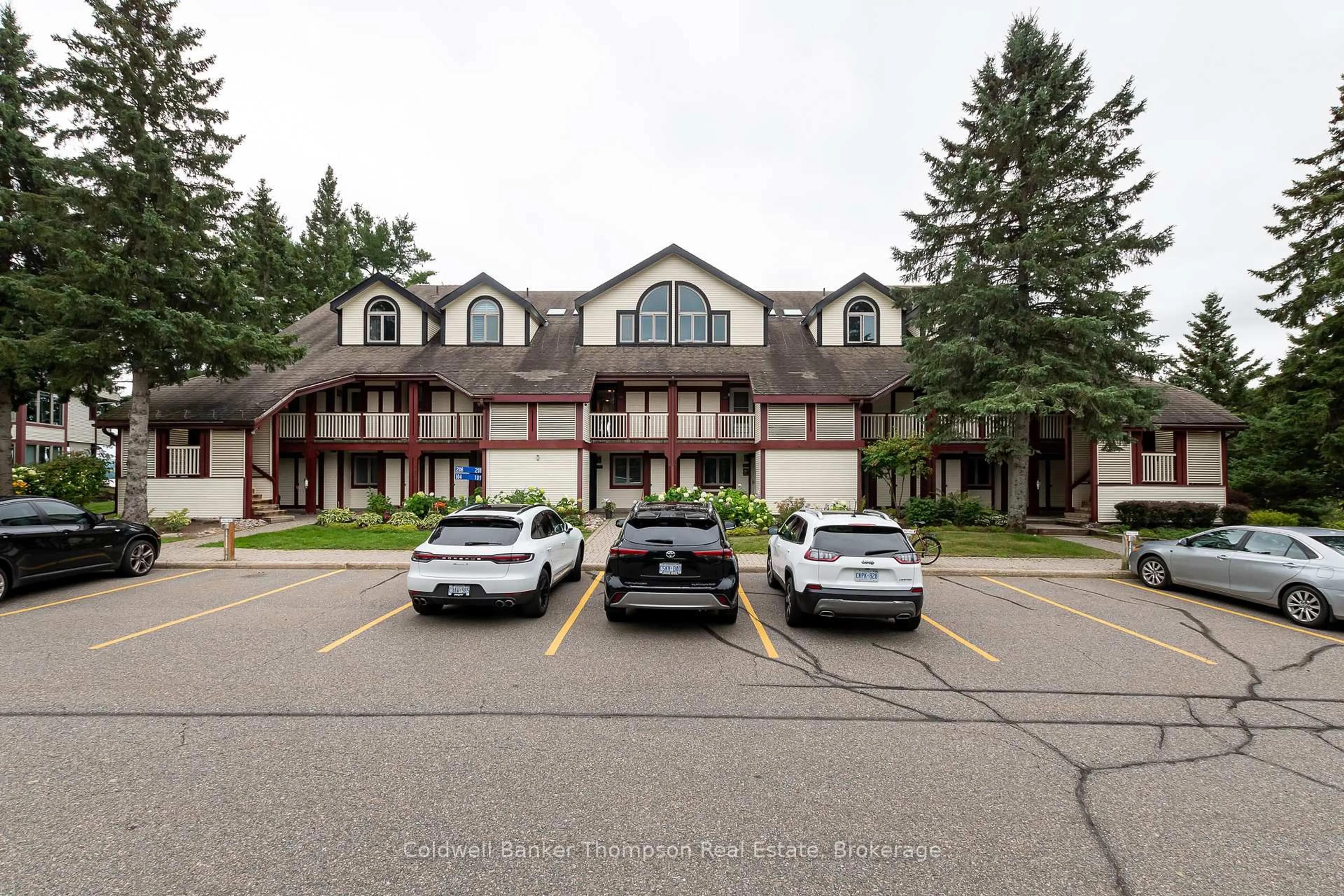 A pic from outside/outdoor area/front of a property/back of a property/a pic from drone, mountain view for 10 Coveside Dr #204, Huntsville Ontario P1H 1C3
