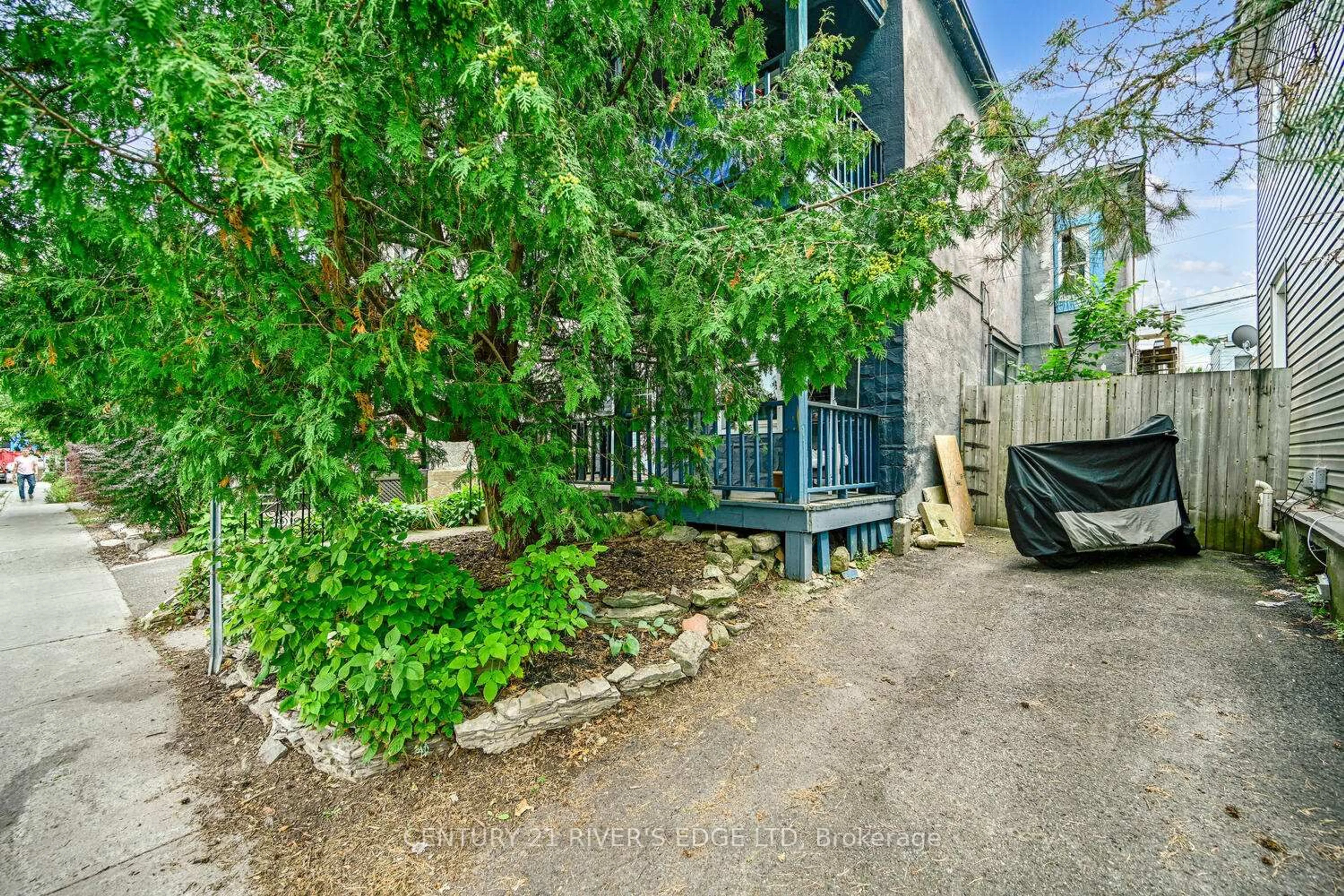 A pic from outside/outdoor area/front of a property/back of a property/a pic from drone, street for 188 ARMSTRONG St, Ottawa Ontario K1Y 4E2