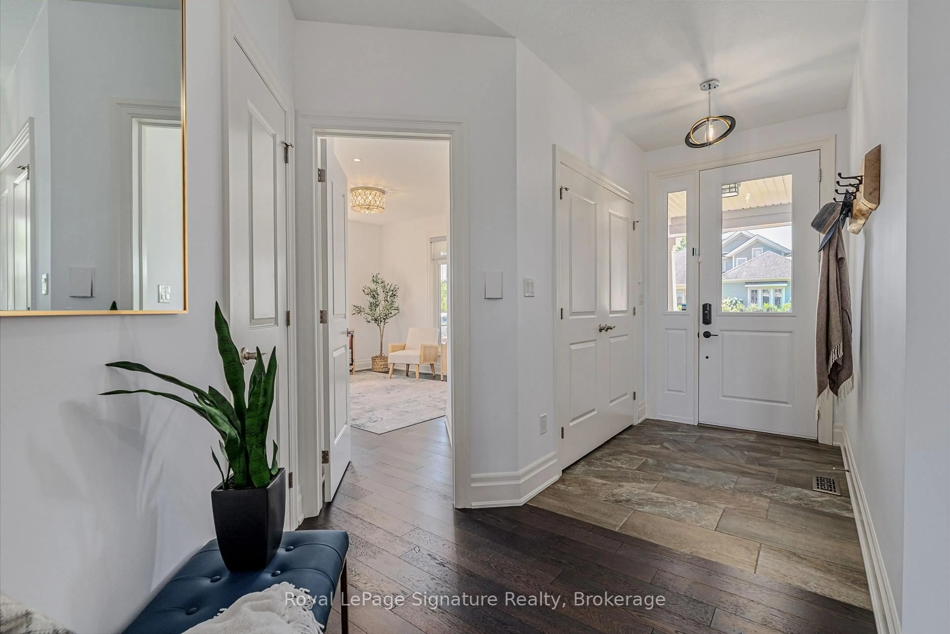 Indoor entryway for 113 Landry Lane, Blue Mountains Ontario N0H 2P0
