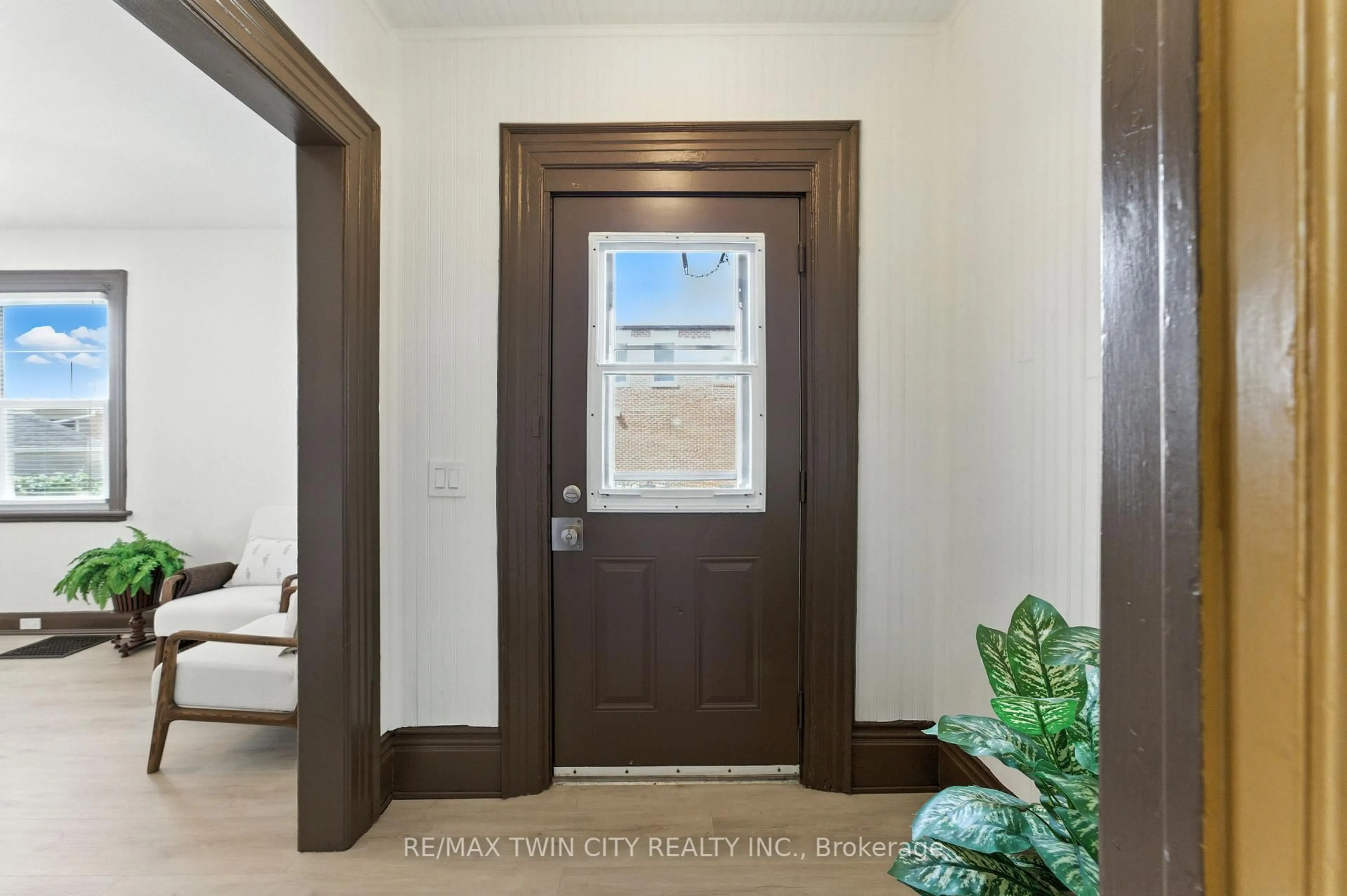 Indoor entryway for 39 Allenby Ave, Brantford Ontario N3S 1R1