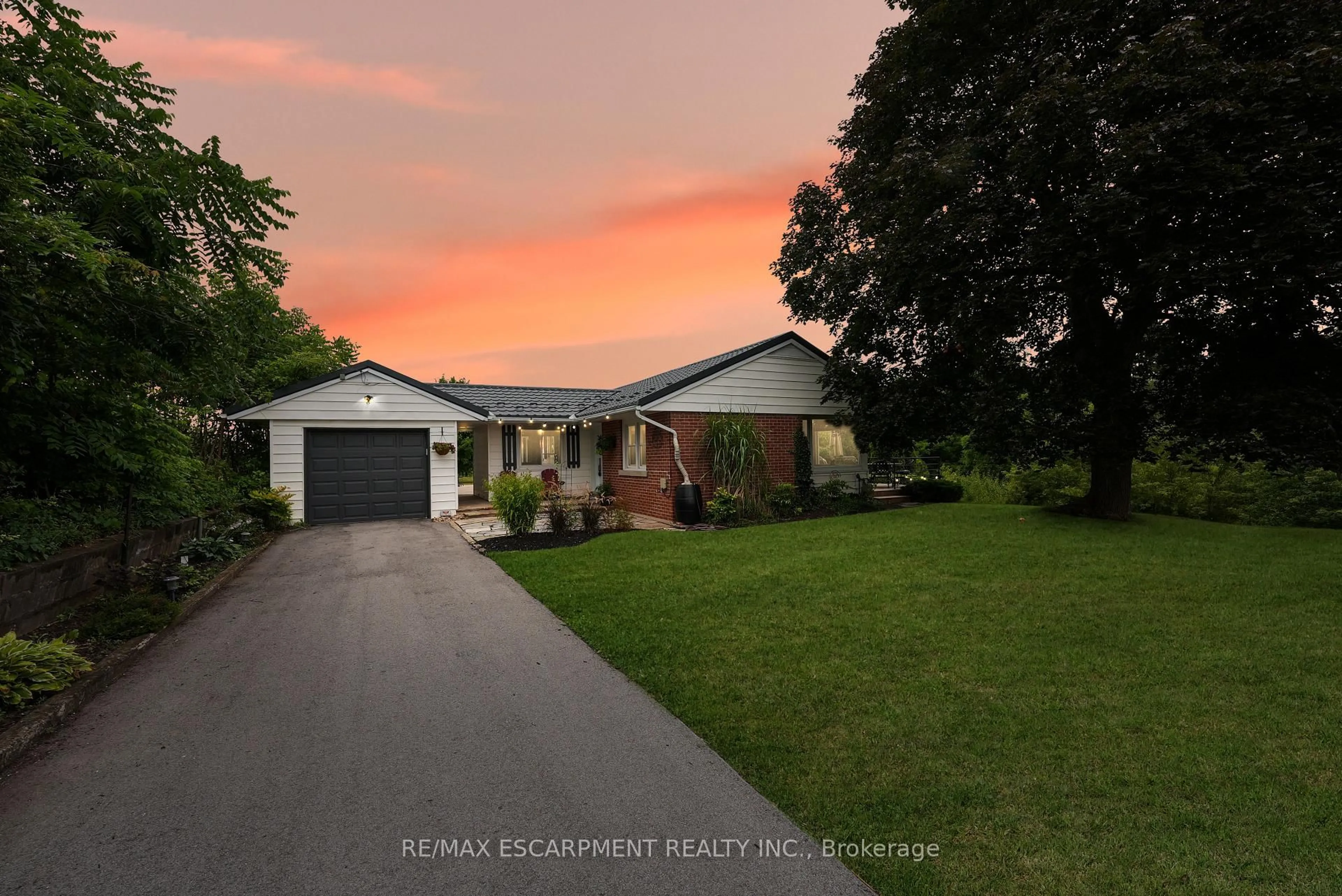 A pic from outside/outdoor area/front of a property/back of a property/a pic from drone, street for 5503 Greenlane Rd, Lincoln Ontario L3J 1M9