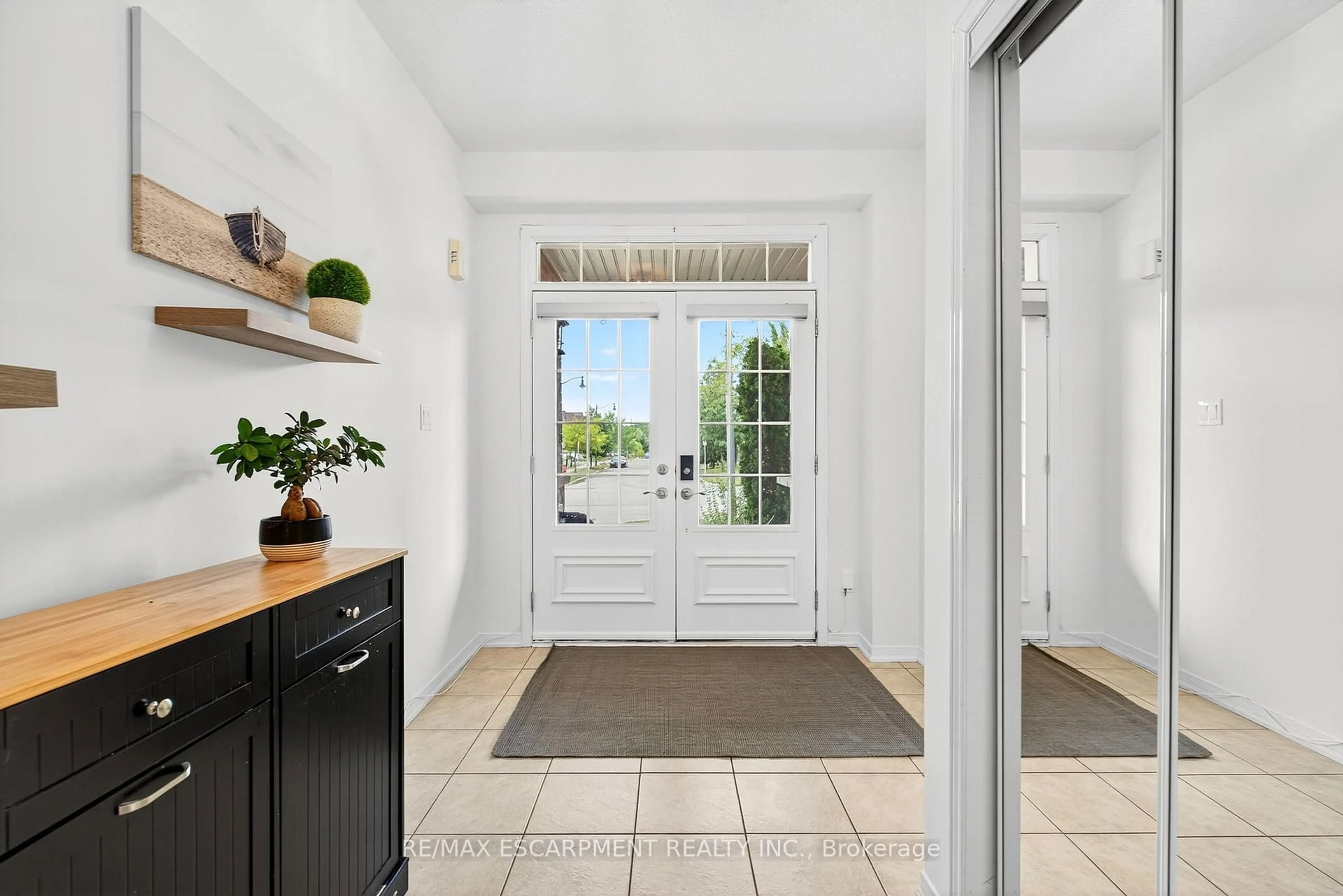 Indoor entryway for 161 Nisbet Blvd, Hamilton Ontario L8B 0S8