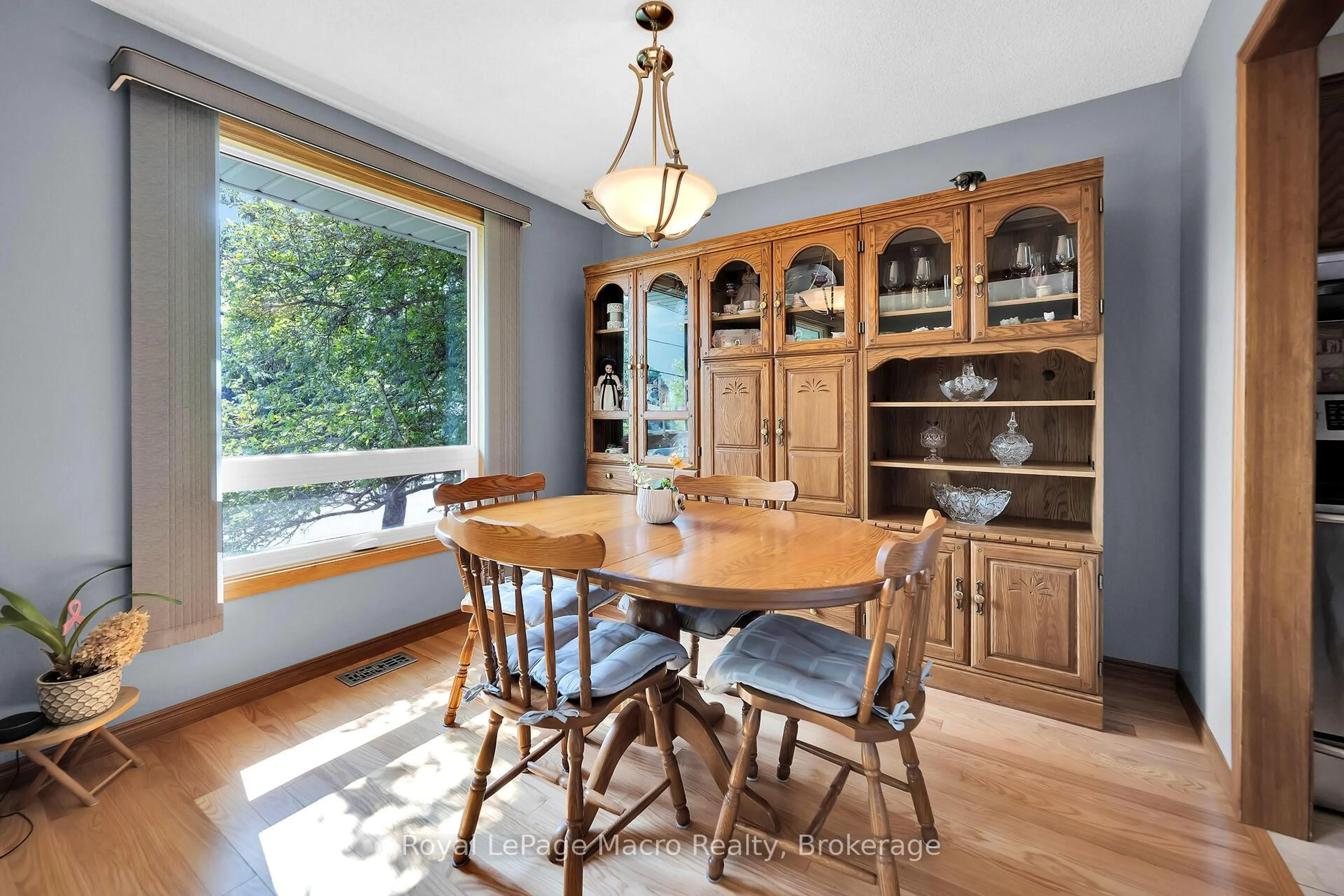 Dining room, wood/laminate floor for 113 Wade Rd, West Lincoln Ontario L0R 2A0