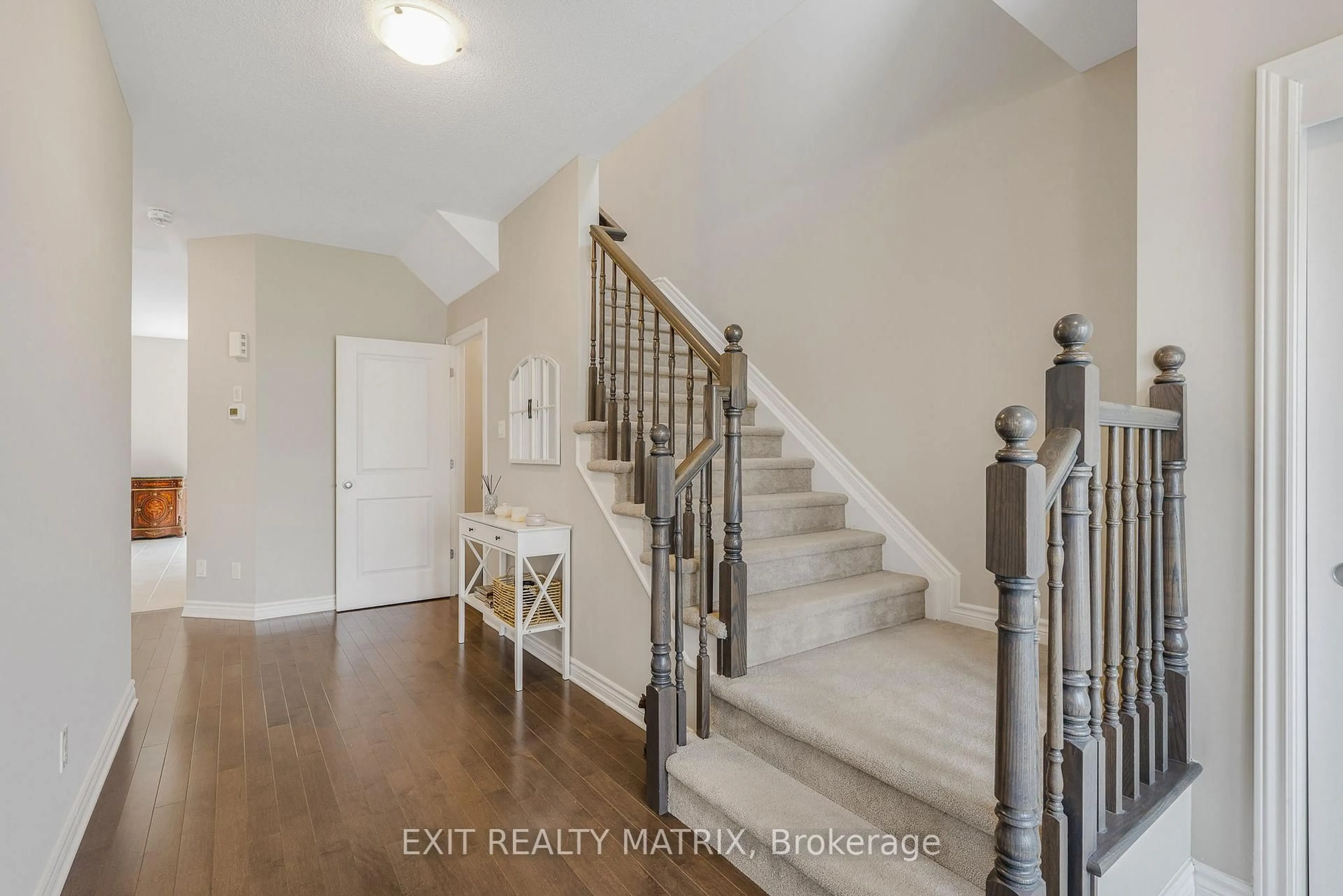 Indoor entryway for 682 Decoeur Dr, Orleans Ontario K4A 1H1