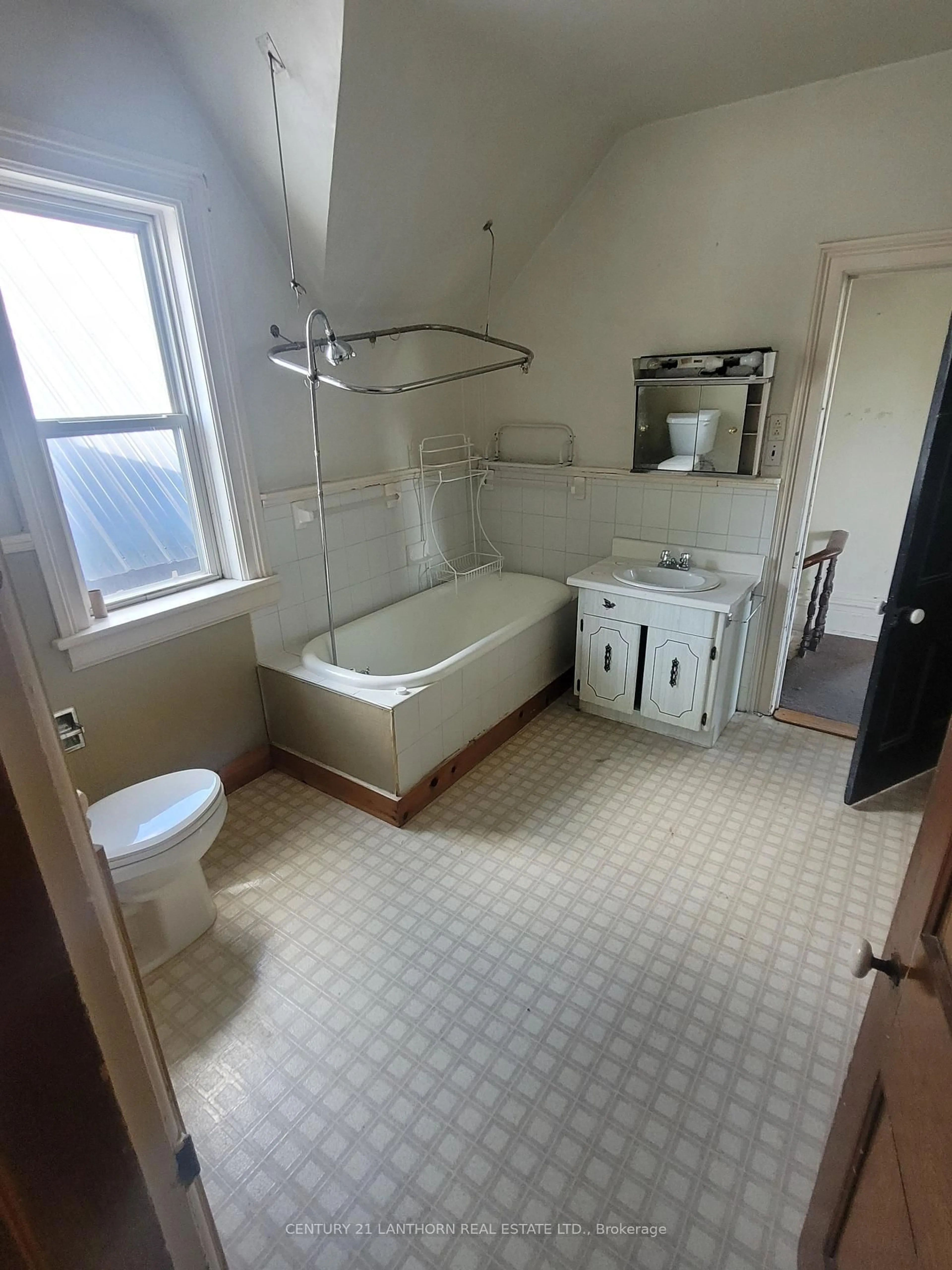 Standard bathroom, ceramic/tile floor for 88 West St #88 - 86, Greater Napanee Ontario K7R 2P2