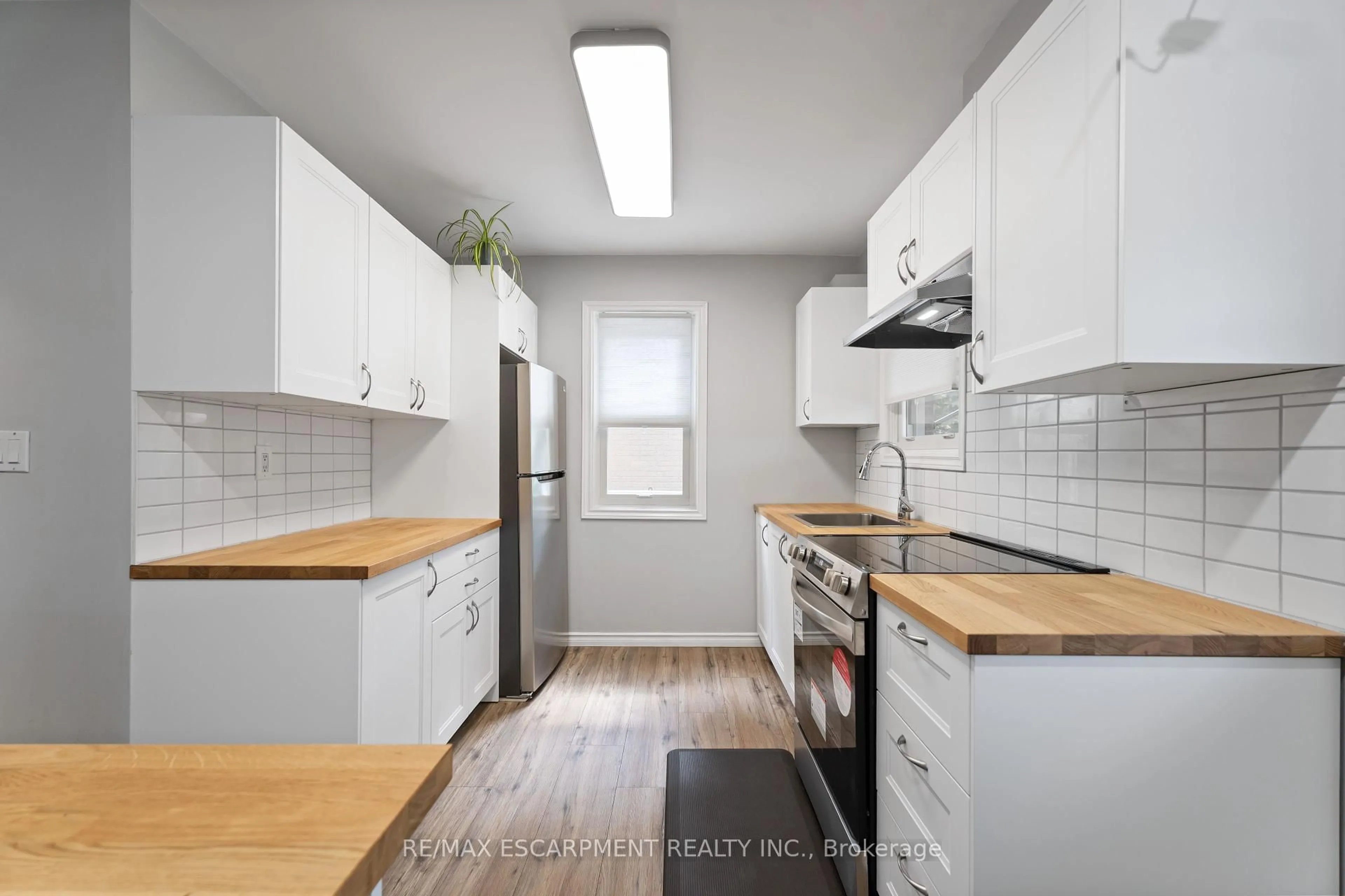 Standard kitchen, wood/laminate floor for 197 East 12th St, Hamilton Ontario L9A 3X5