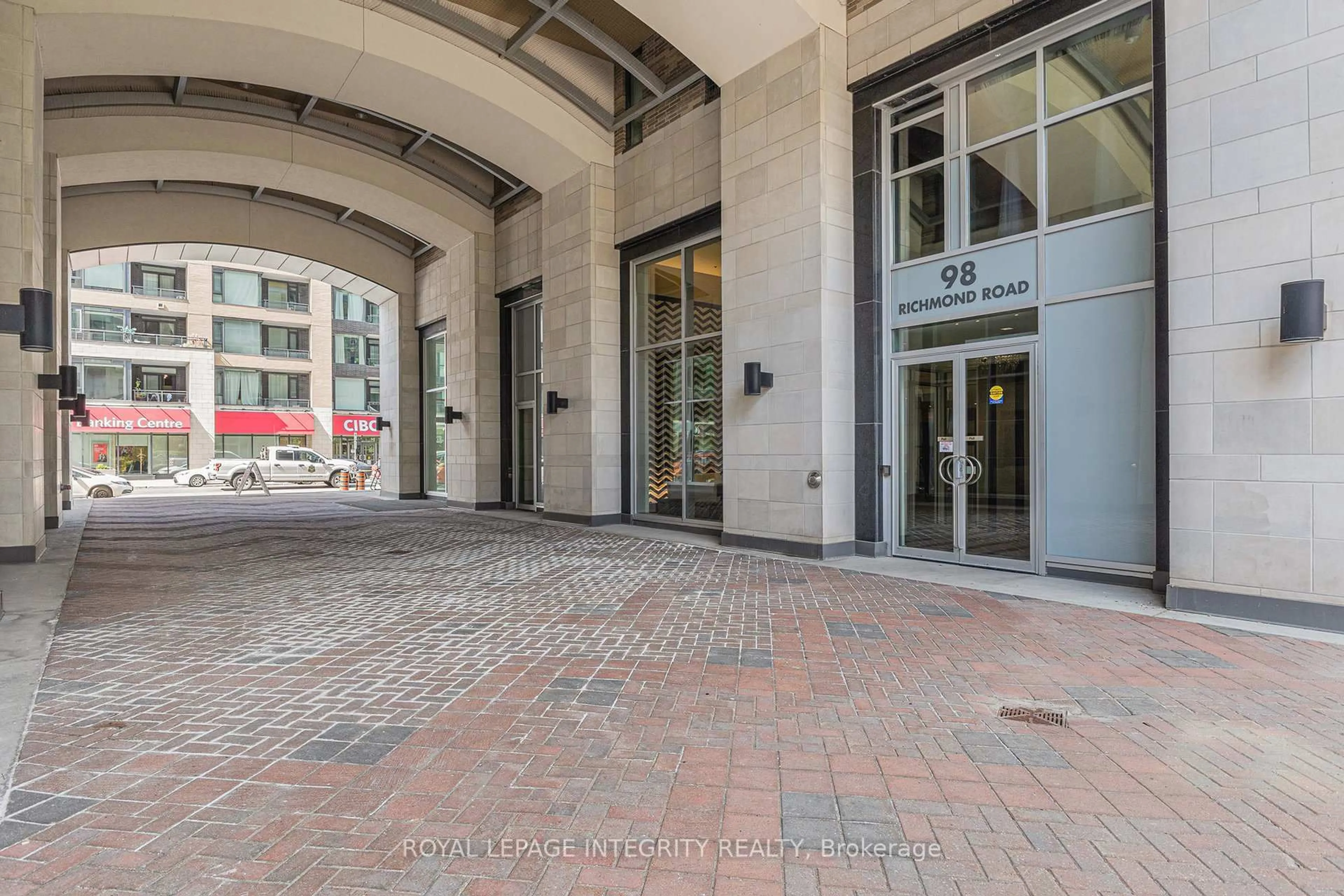 Indoor foyer for 98 Richmond Rd #304, Ottawa Ontario K1Z 0B2