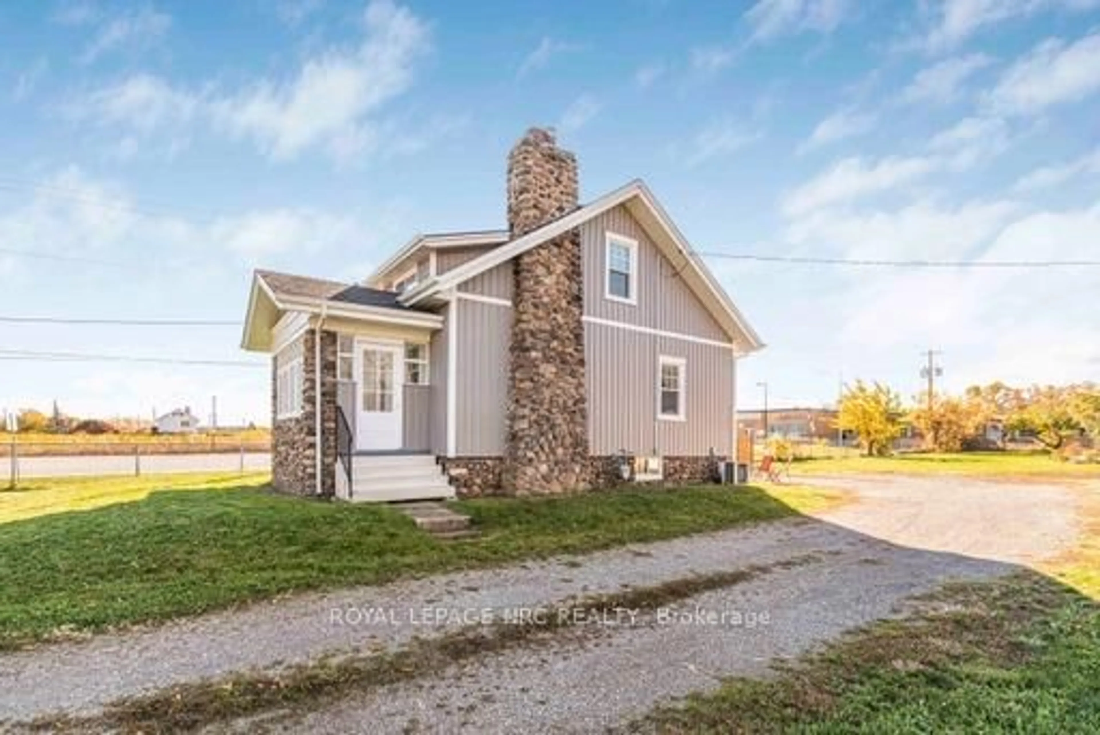 Home with vinyl exterior material, building for 5706 King St, Lincoln Ontario L0R 1B3