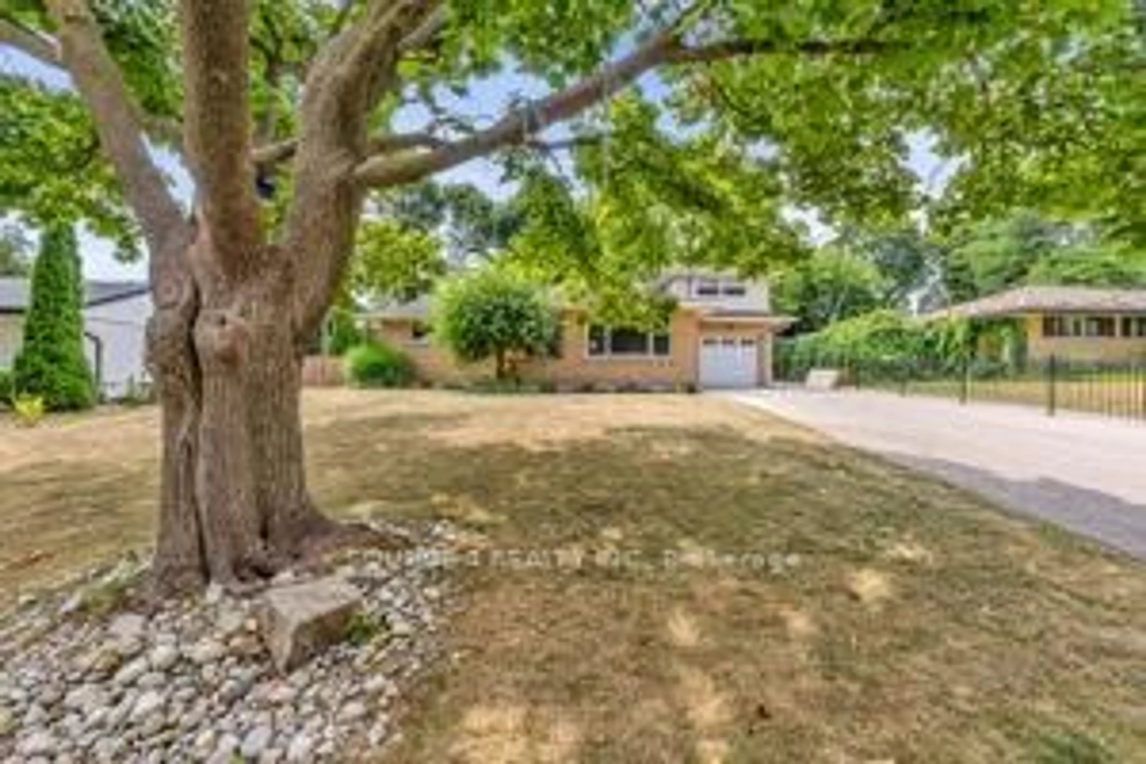 A pic from outside/outdoor area/front of a property/back of a property/a pic from drone, street for 35 Vista Cres, Kitchener Ontario N2M 4C8