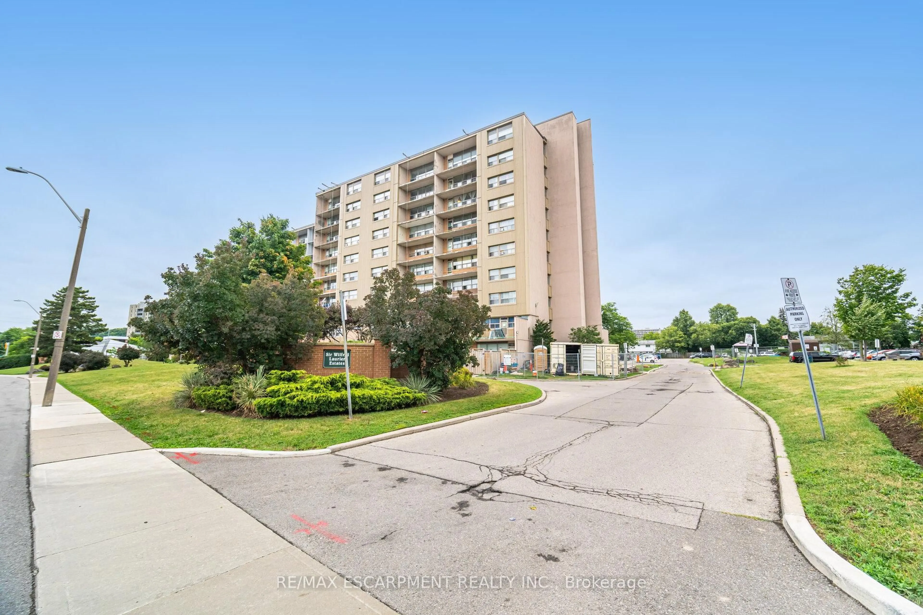 A pic from outside/outdoor area/front of a property/back of a property/a pic from drone, unknown for 15 Albright Rd #14, Hamilton Ontario L8K 5J2