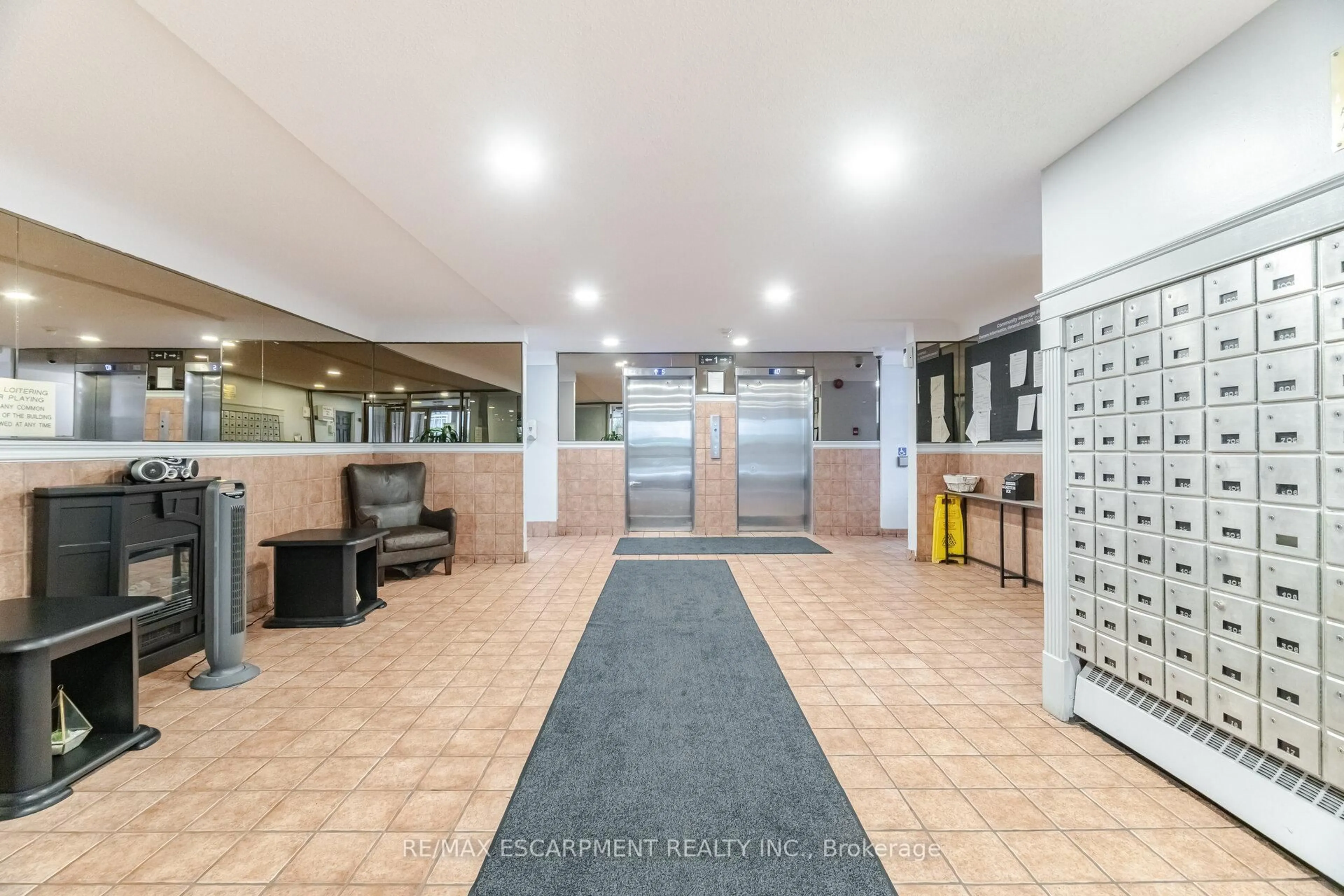 Indoor foyer for 15 Albright Rd #14, Hamilton Ontario L8K 5J2