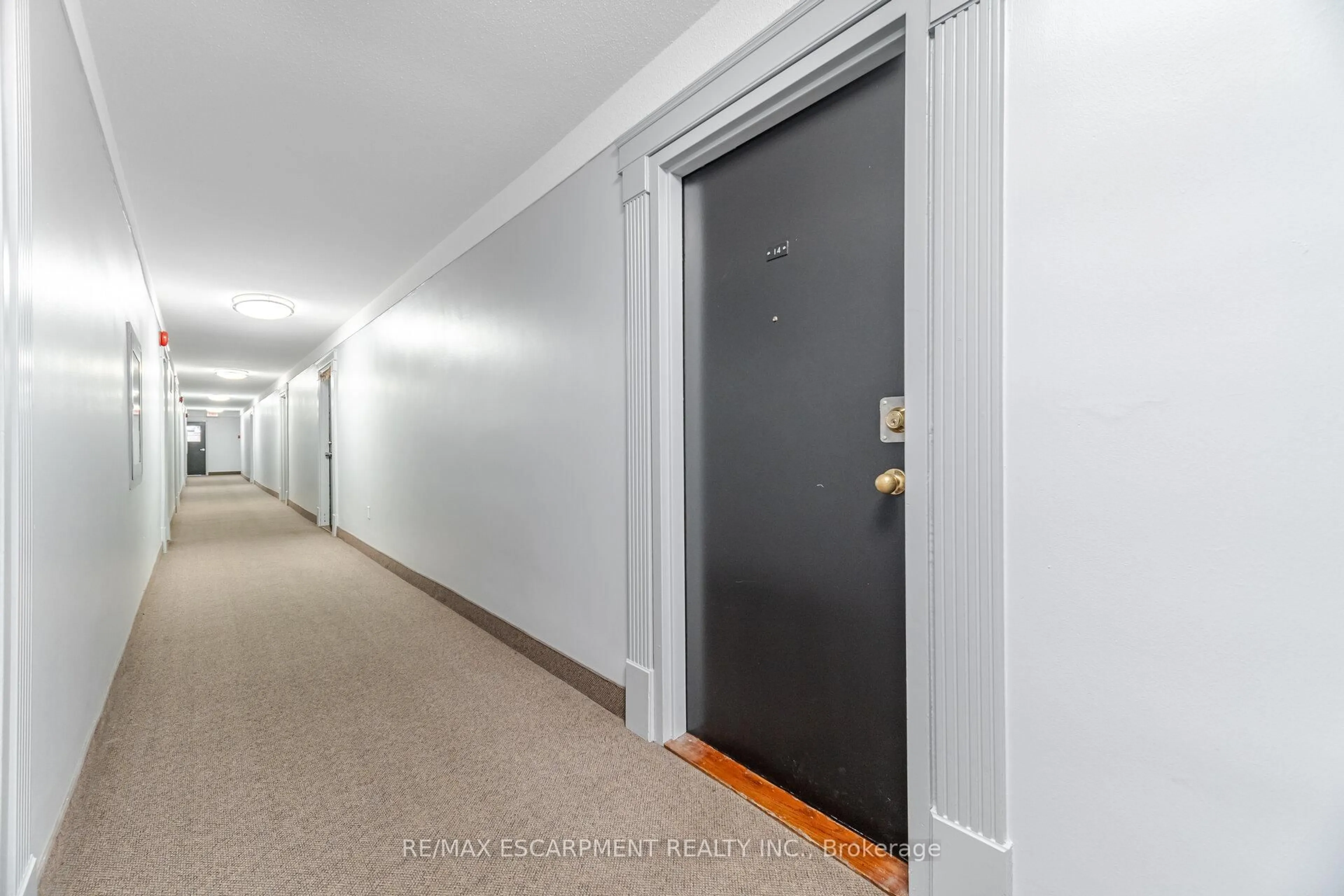 Indoor foyer for 15 Albright Rd #14, Hamilton Ontario L8K 5J2
