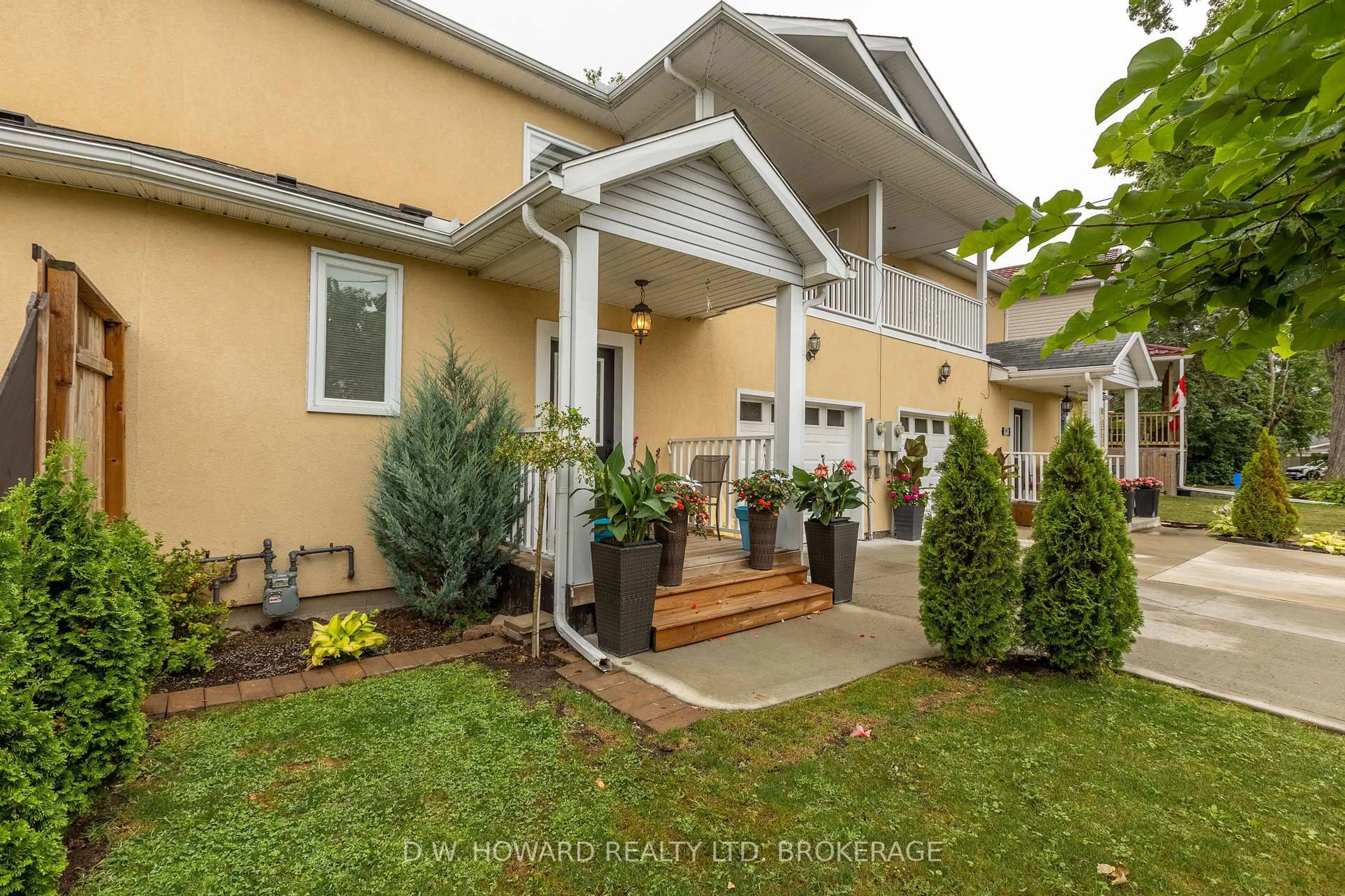 Patio, street for 199 Cambridge Rd, Fort Erie Ontario L0S 1B0