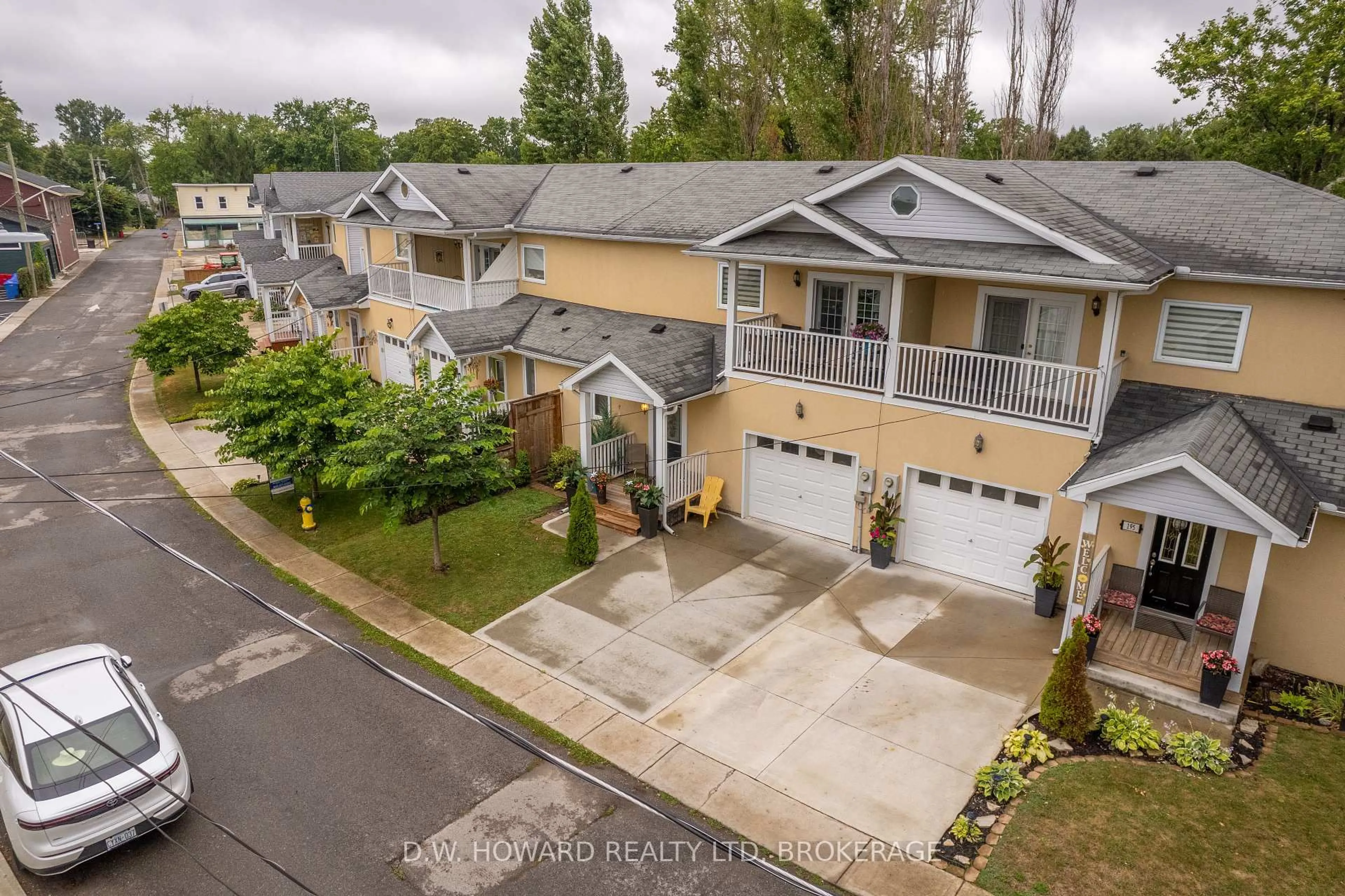 A pic from outside/outdoor area/front of a property/back of a property/a pic from drone, street for 199 Cambridge Rd, Fort Erie Ontario L0S 1B0
