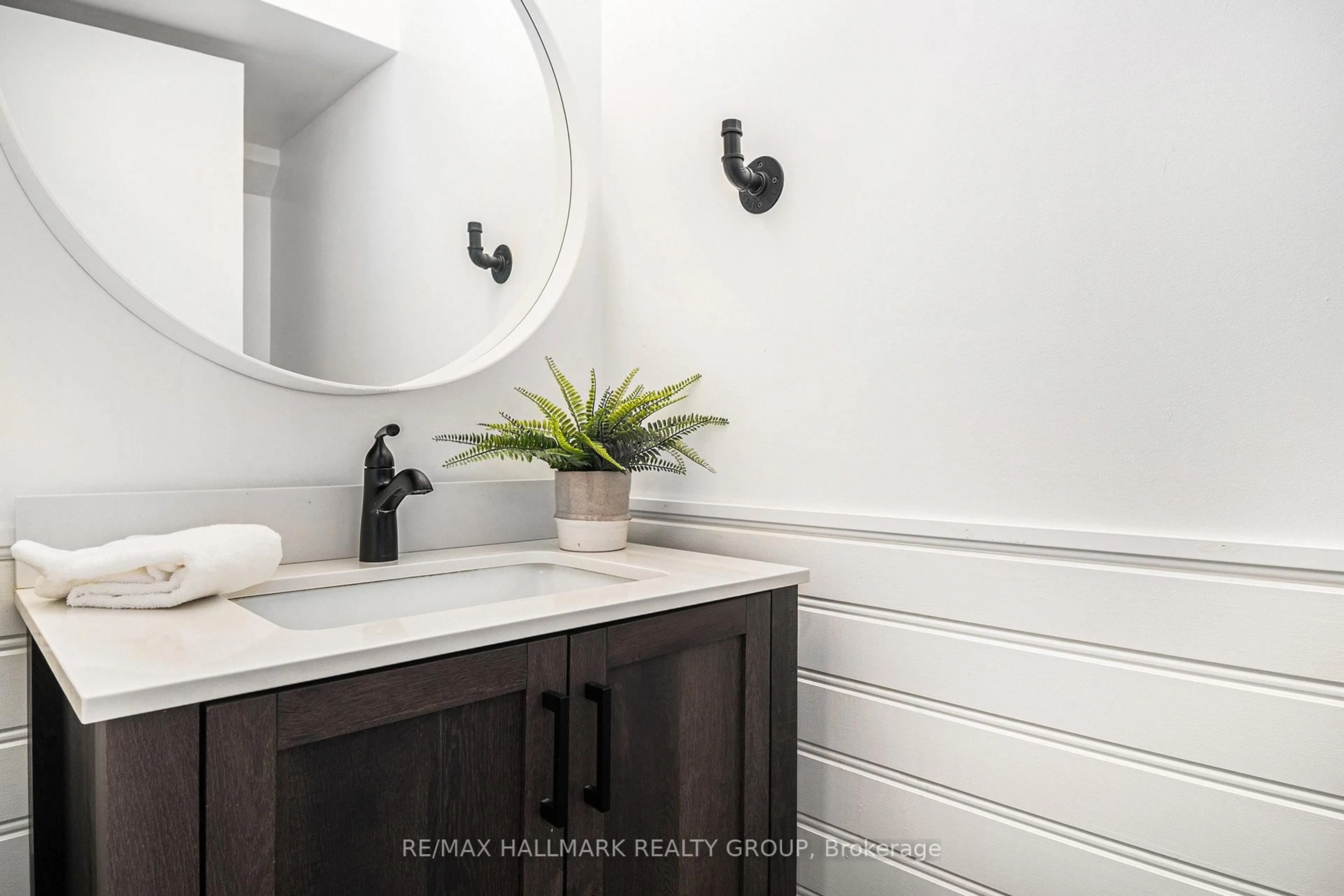 Contemporary bathroom, ceramic/tile floor for 453 Sandhamn Private #67, Ottawa Ontario K1T 2Z3