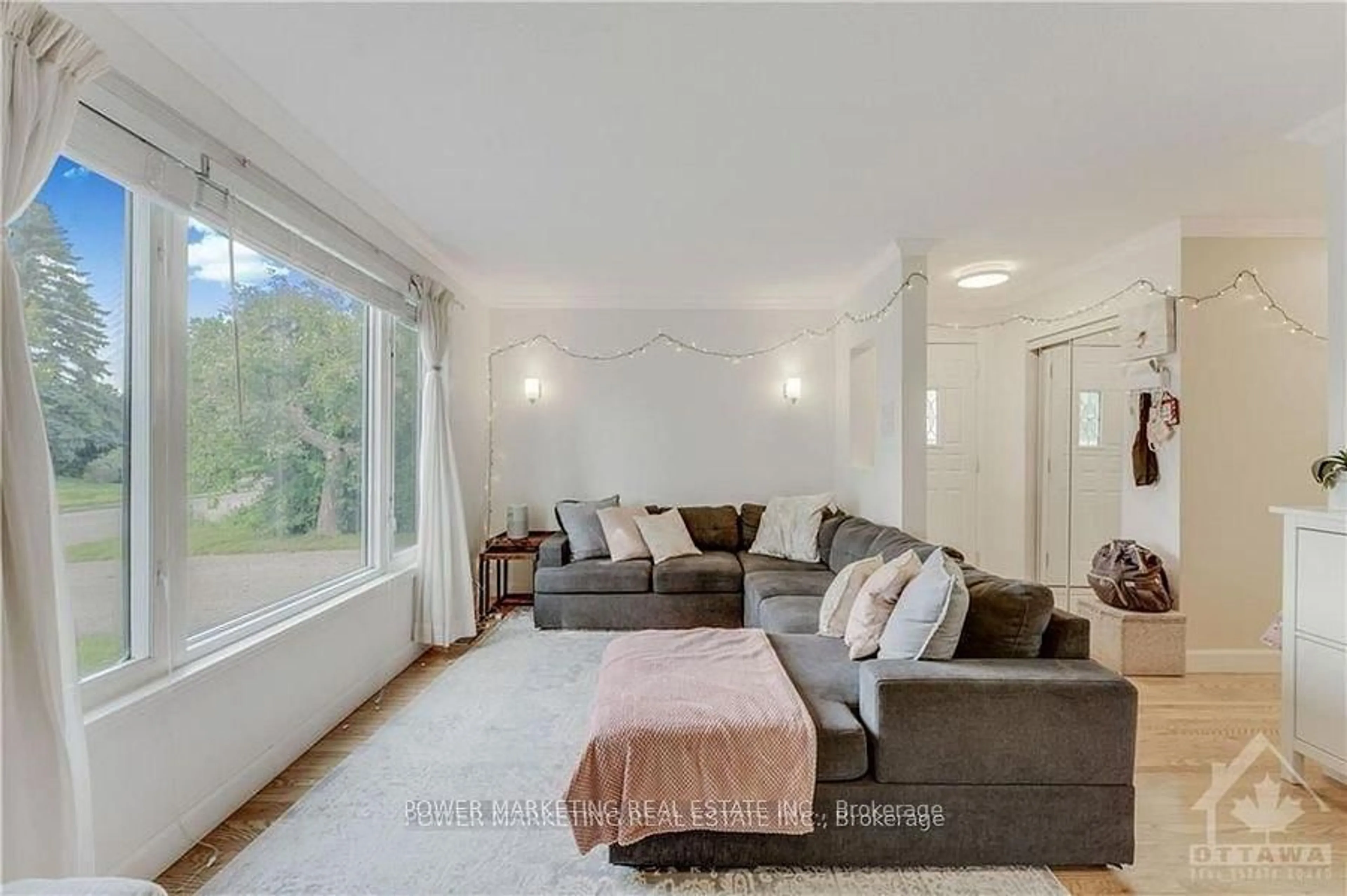 Living room with furniture, unknown for 29 COURTNEY Rd, Ottawa Ontario K2L 1M1