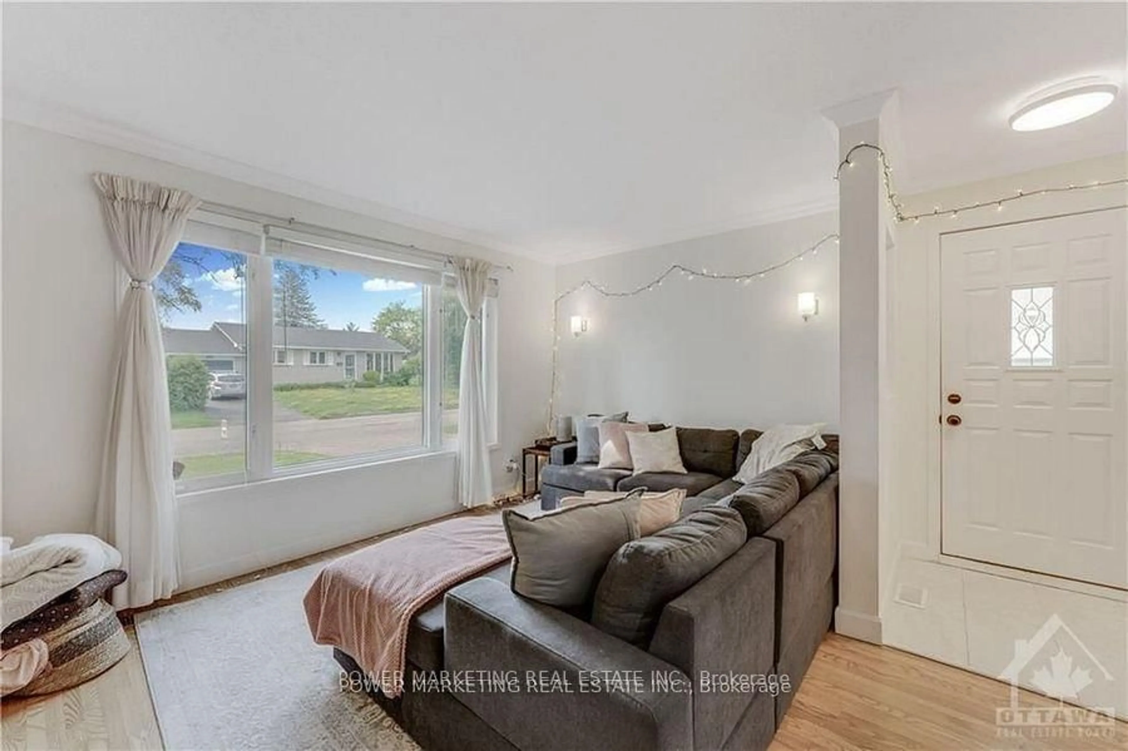 Living room with furniture, unknown for 29 COURTNEY Rd, Ottawa Ontario K2L 1M1