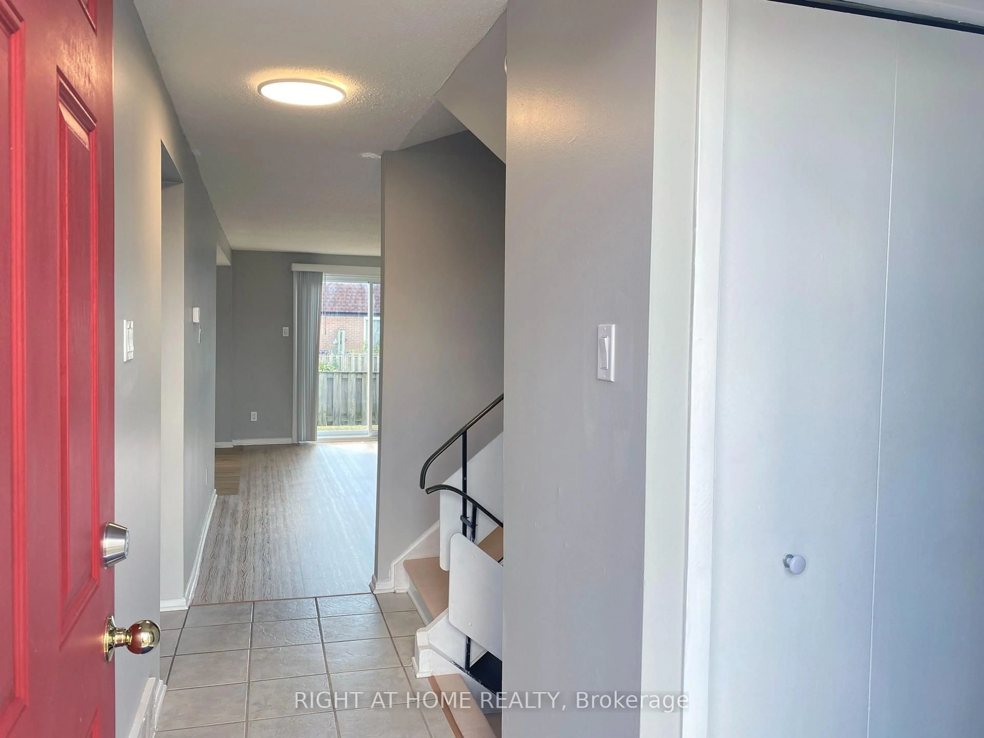 Indoor entryway for 271 RIDGEPARK Private, Ottawa Ontario K2G 1H1