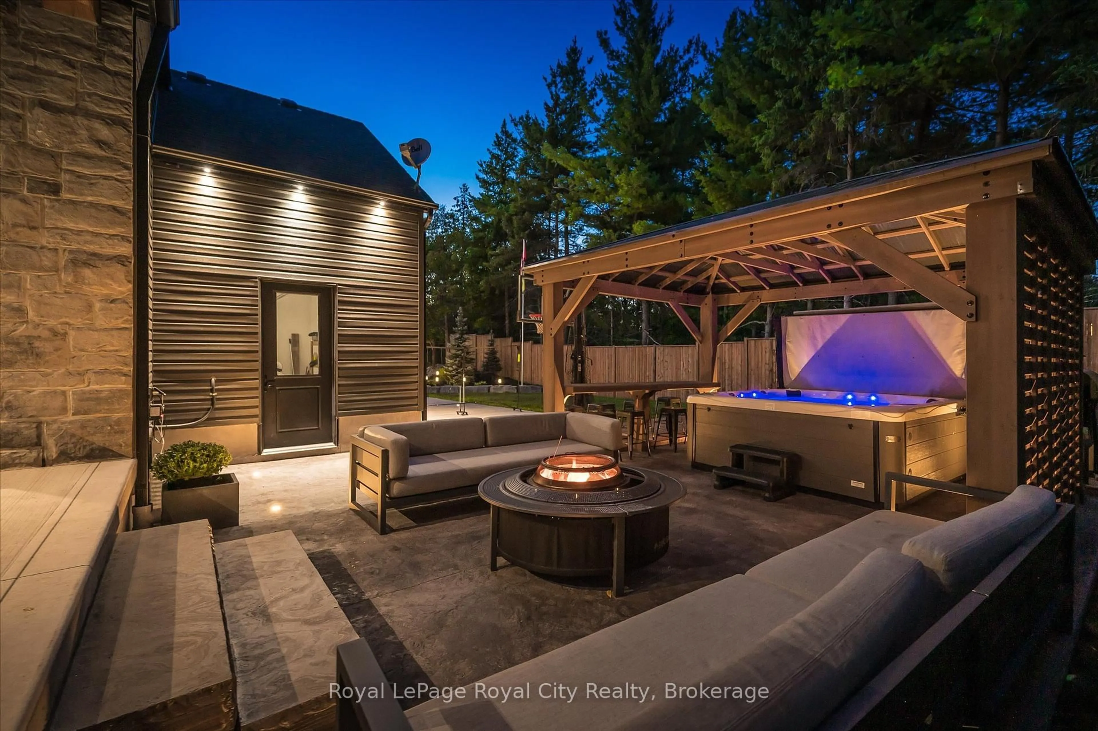Patio, unknown for 15 Farnham Rd, Puslinch Ontario N0B 2J0