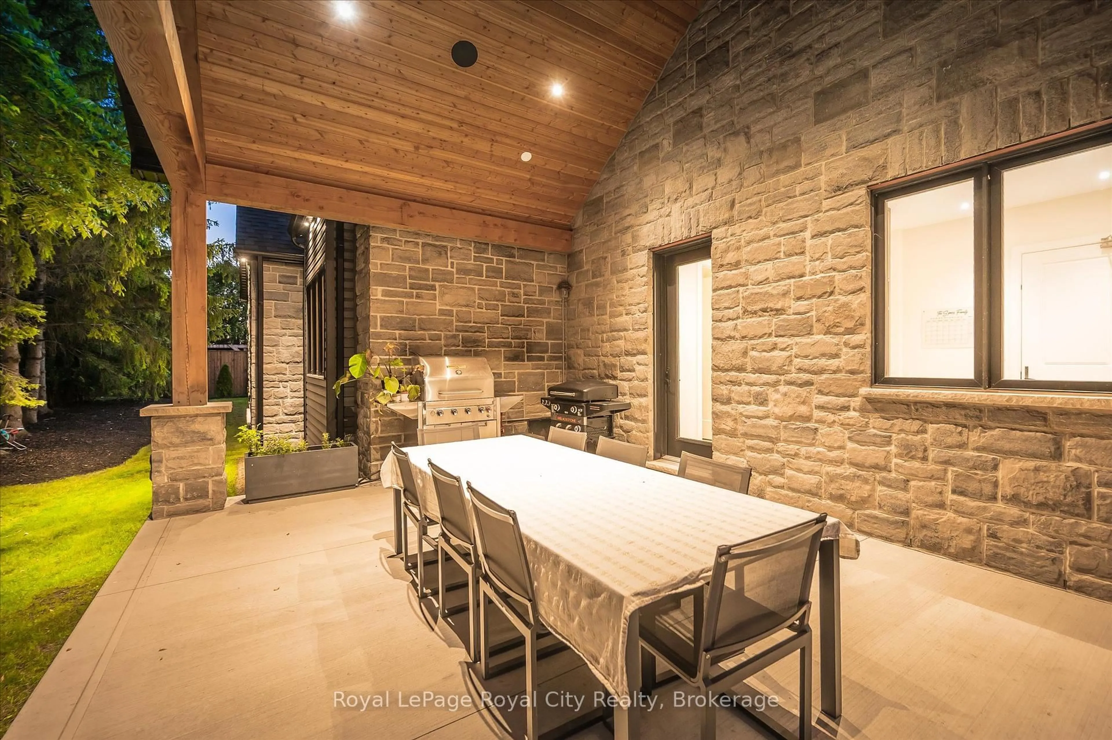 Patio, street for 15 Farnham Rd, Puslinch Ontario N0B 2J0