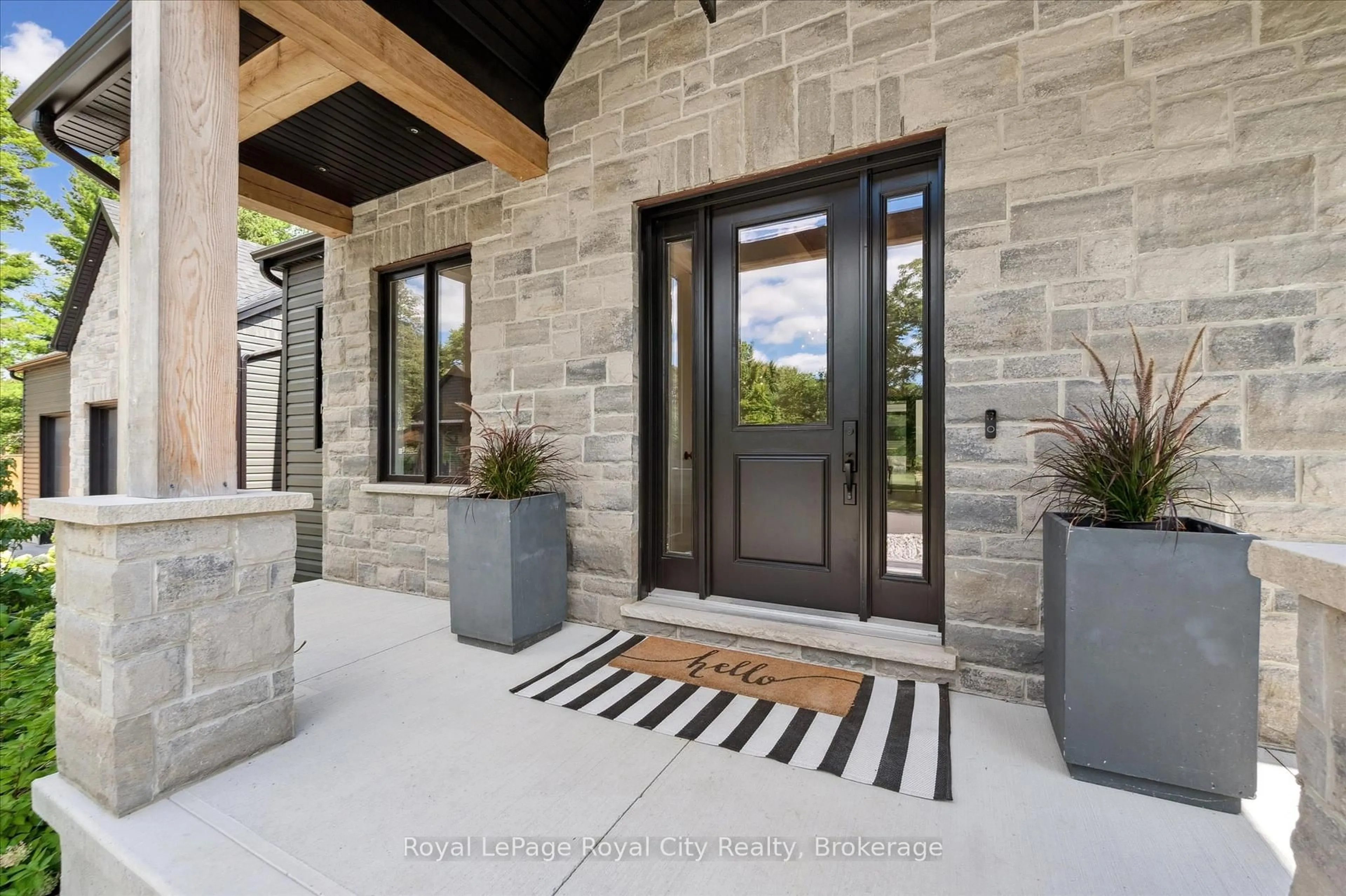Indoor entryway for 15 Farnham Rd, Puslinch Ontario N0B 2J0